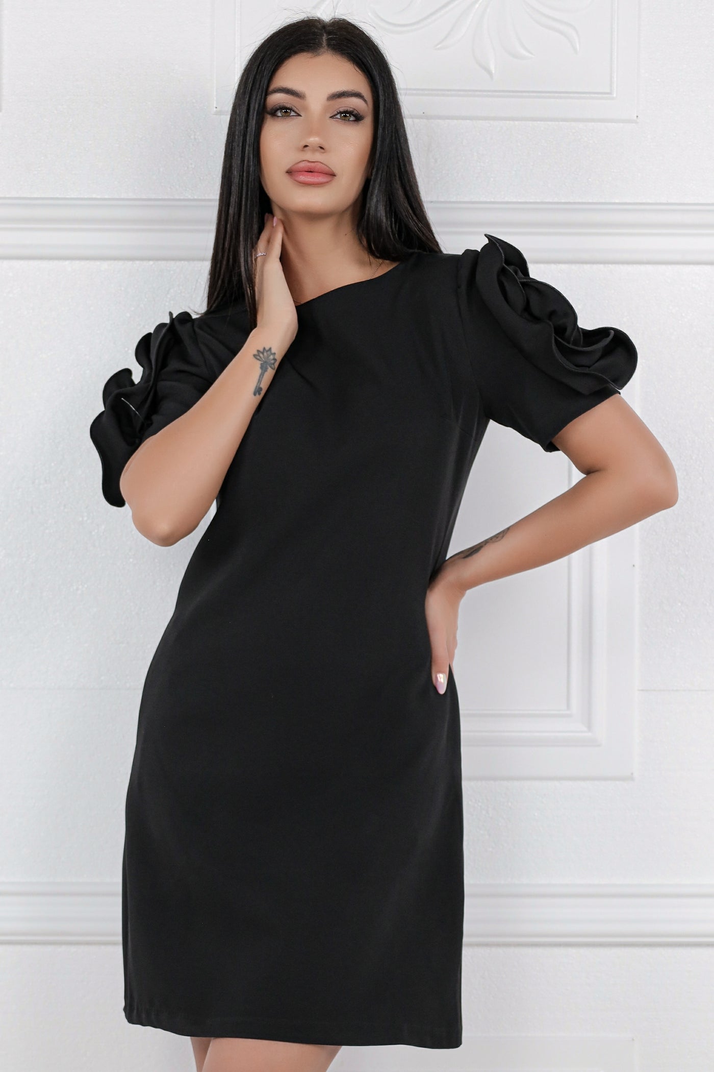 Rochie MBG neagra cu trandafir manual pe maneci