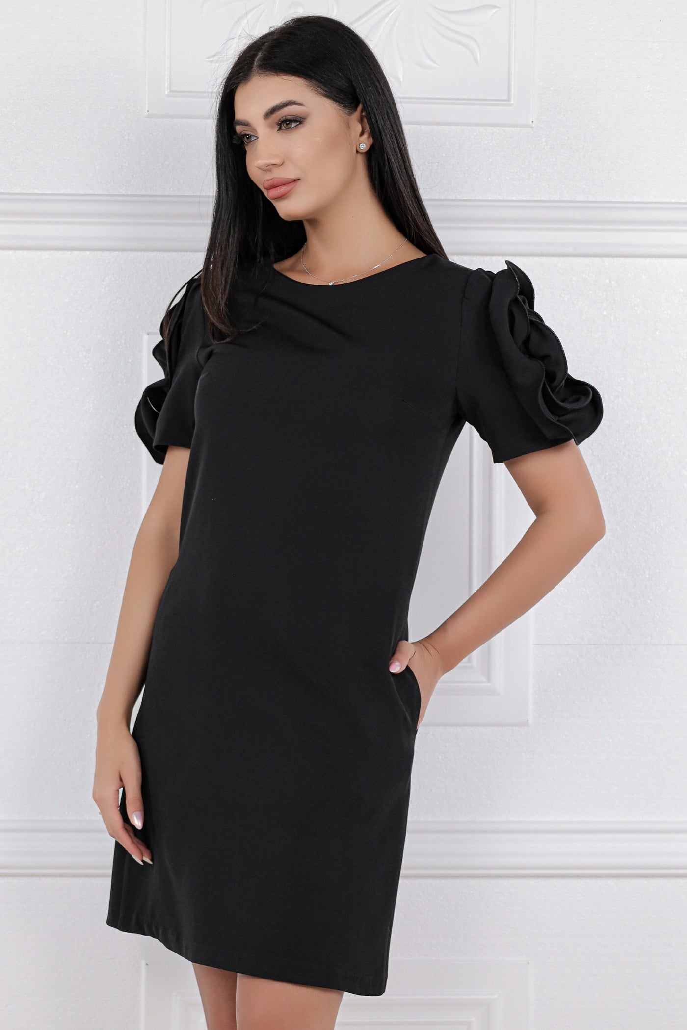 Rochie MBG neagra cu trandafir manual pe maneci