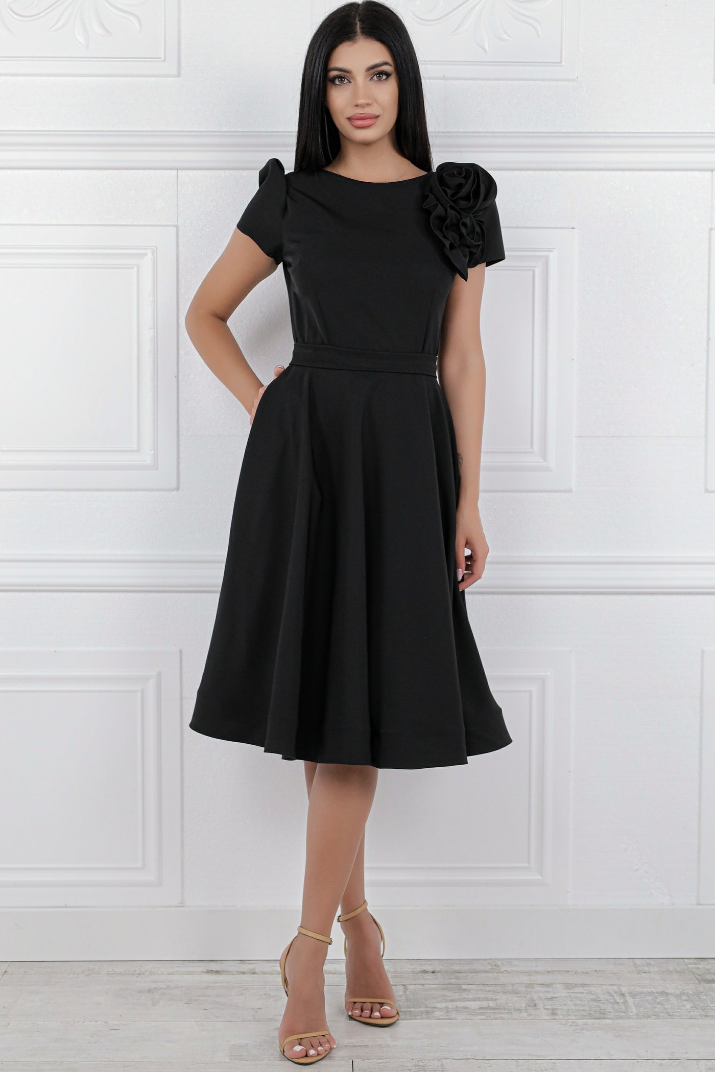 Rochie MBG neagra cu trandafiri pe umar