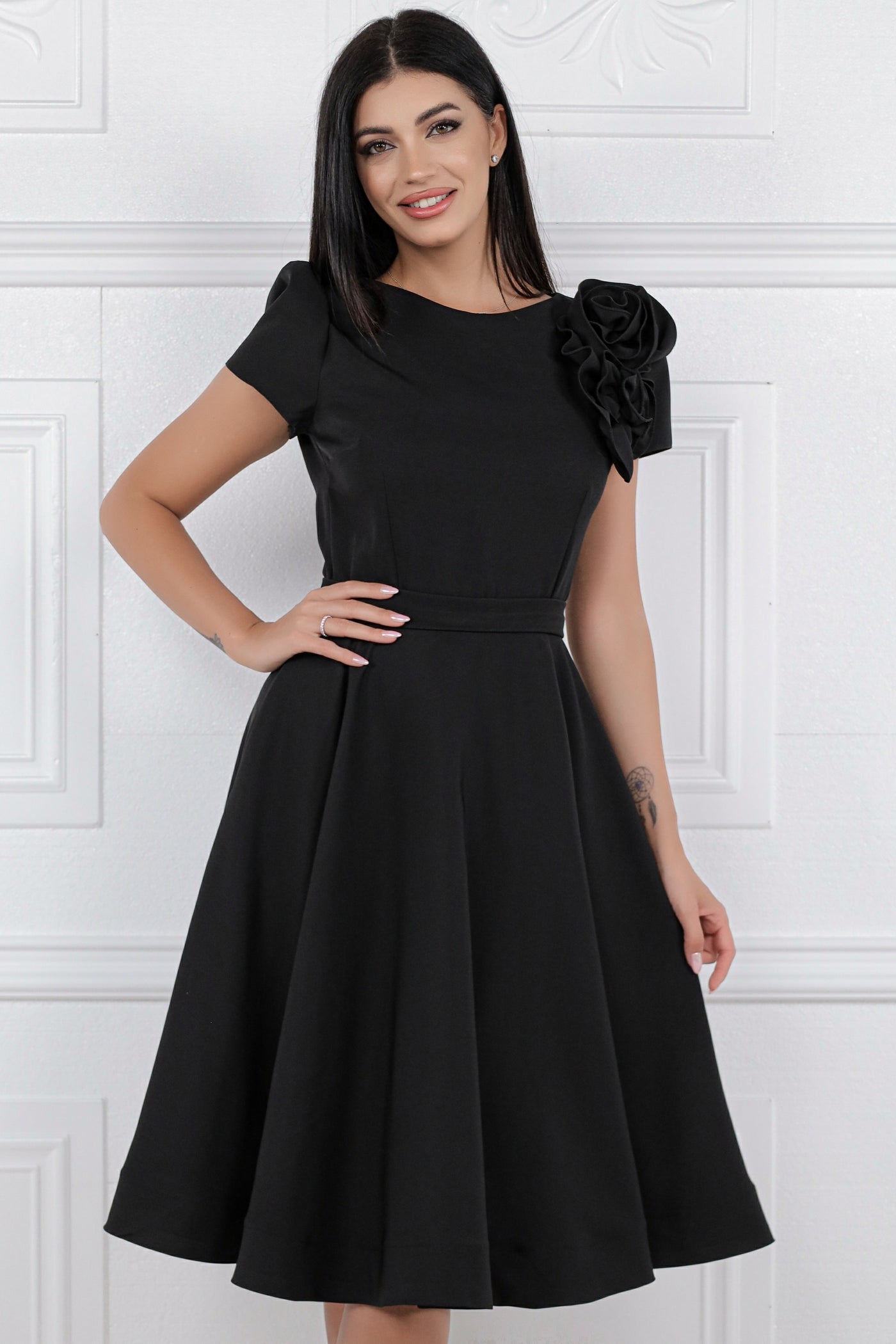 Rochie MBG neagra cu trandafiri pe umar