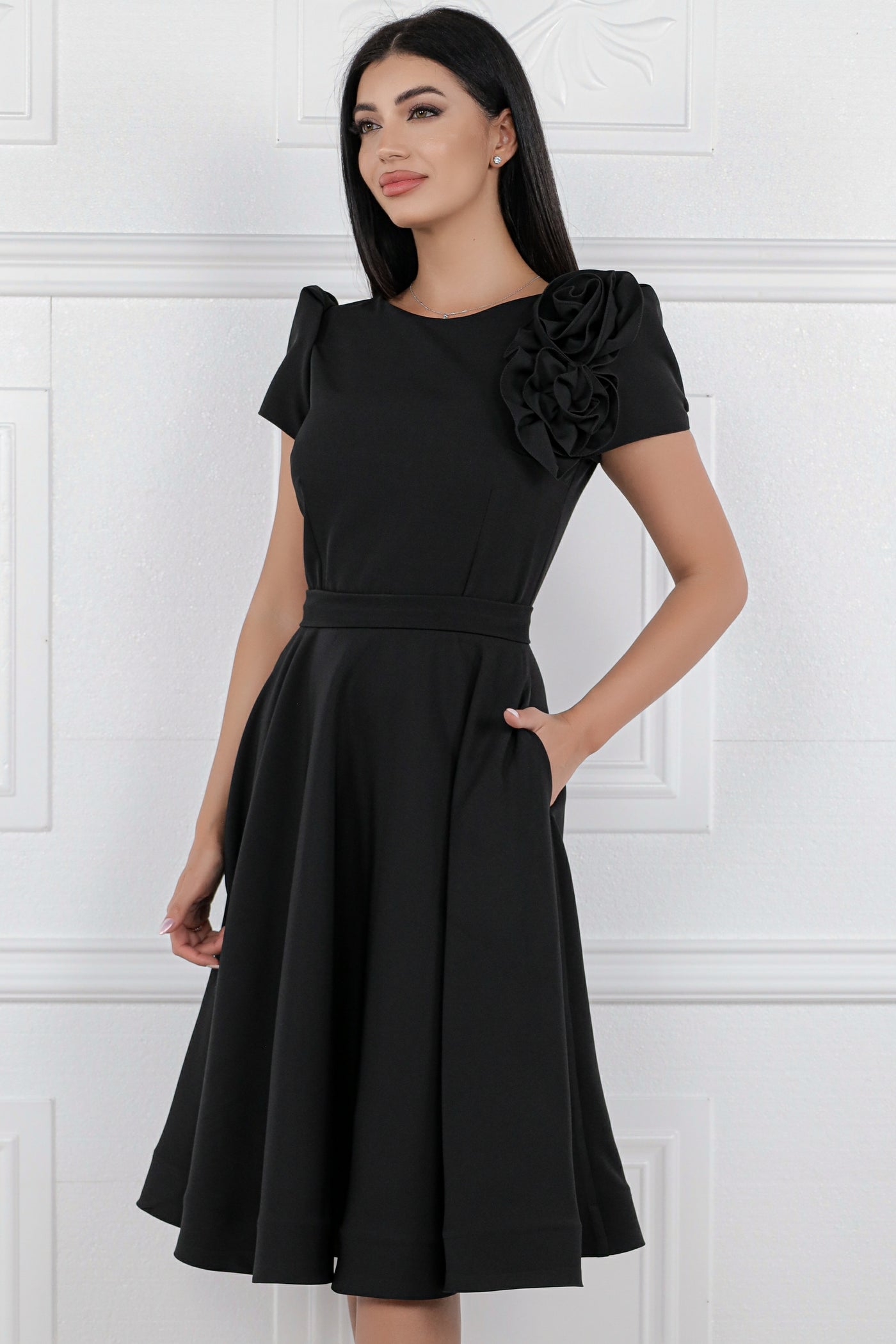 Rochie MBG neagra cu trandafiri pe umar