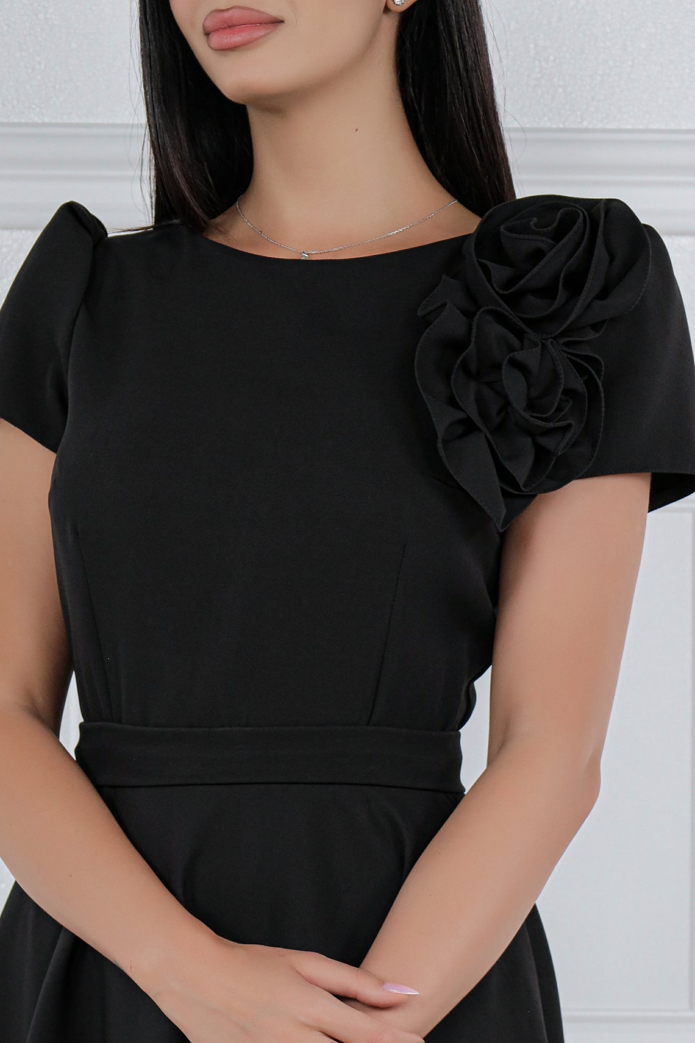 Rochie MBG neagra cu trandafiri pe umar