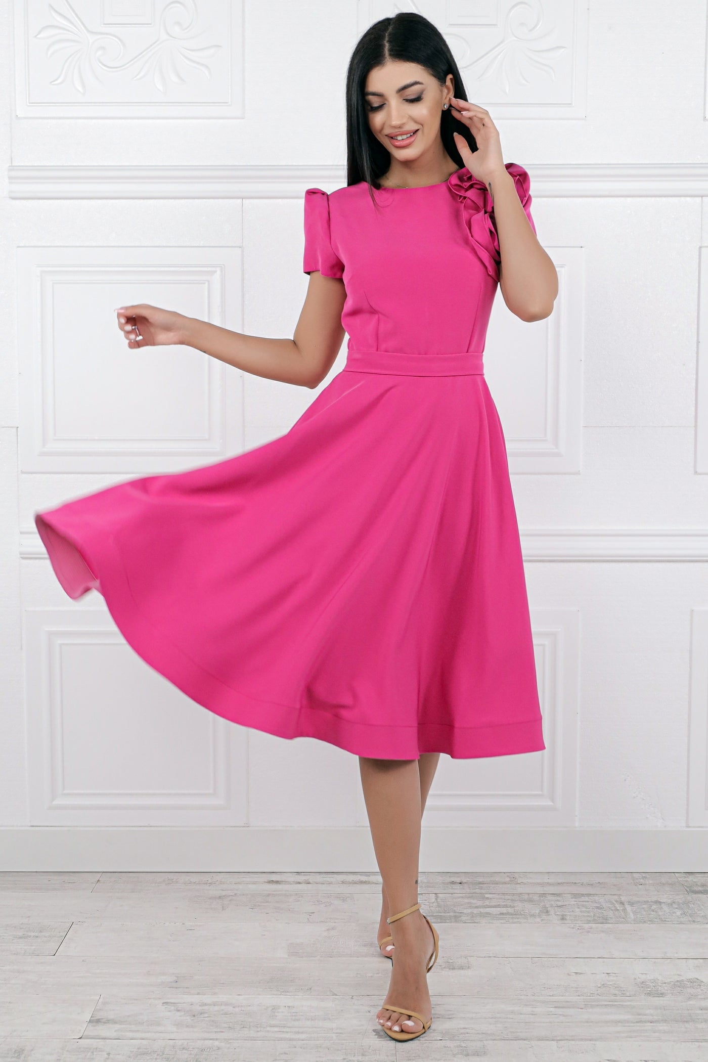 Rochie MBG fuchsia cu trandafiri pe umar