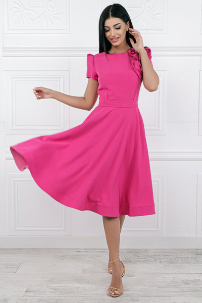 Rochie MBG fuchsia cu trandafiri pe umar