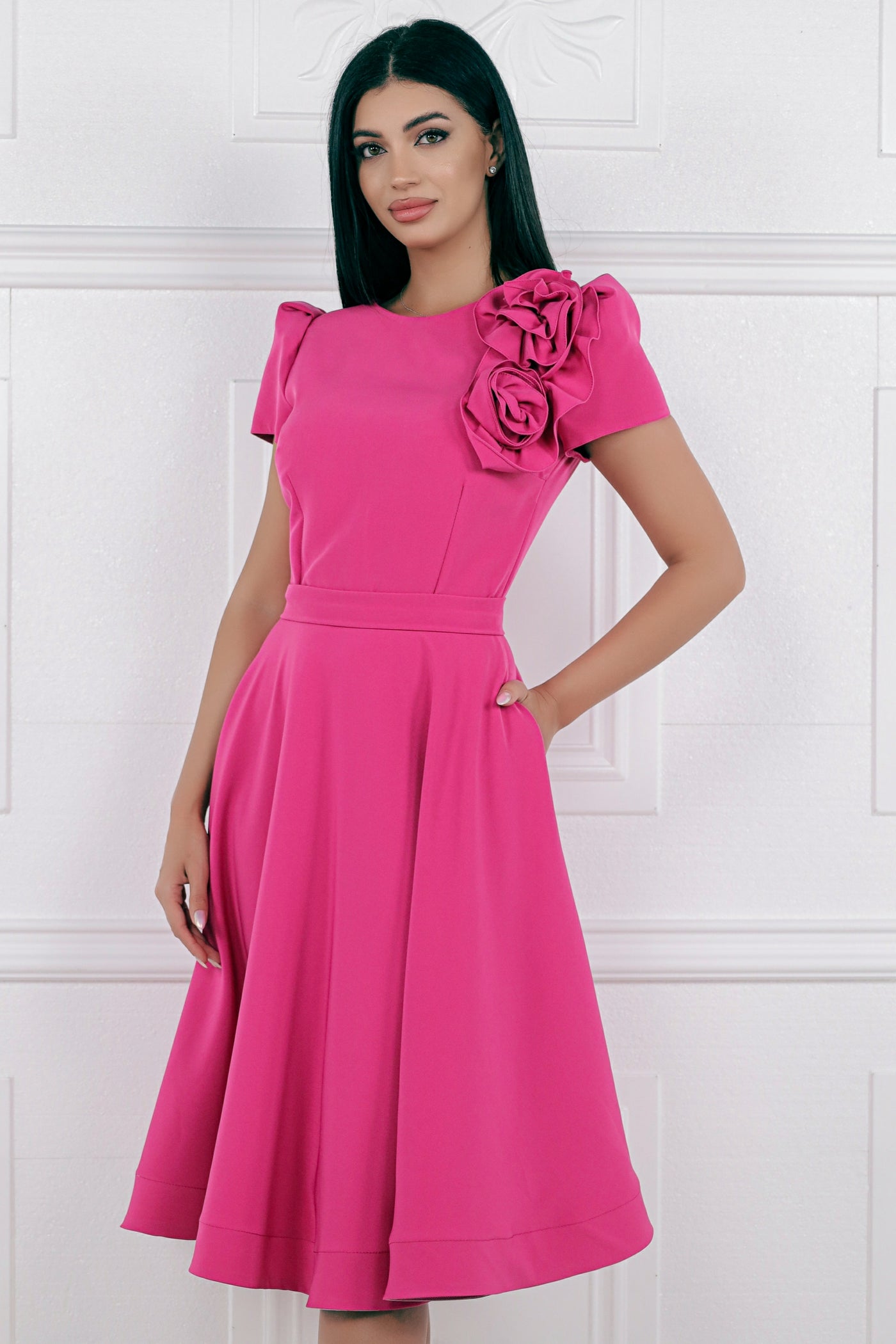 Rochie MBG fuchsia cu trandafiri pe umar