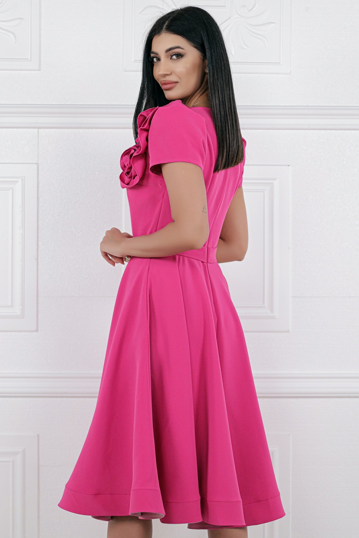 Rochie MBG fuchsia cu trandafiri pe umar