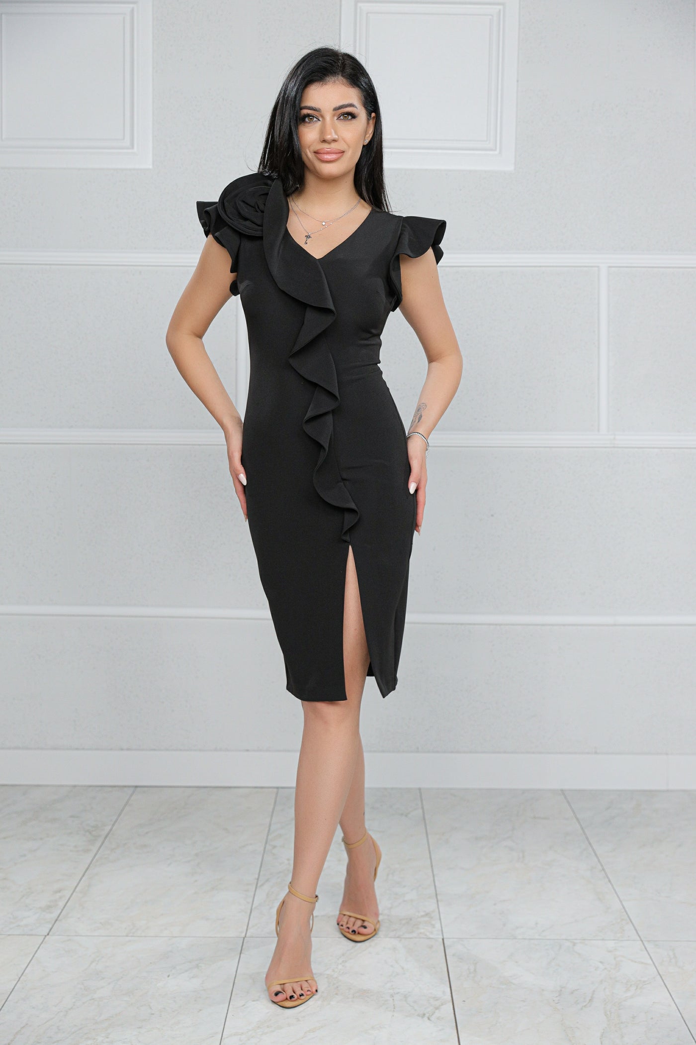 Rochie MBG neagra cu floare si volan pe o parte