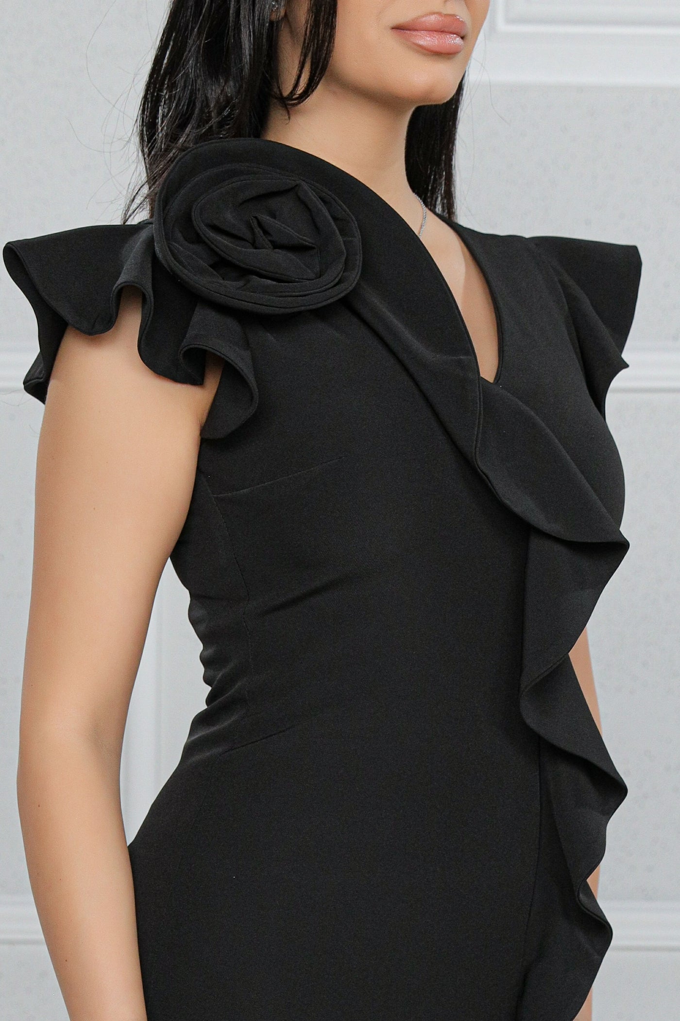 Rochie MBG neagra cu floare si volan pe o parte