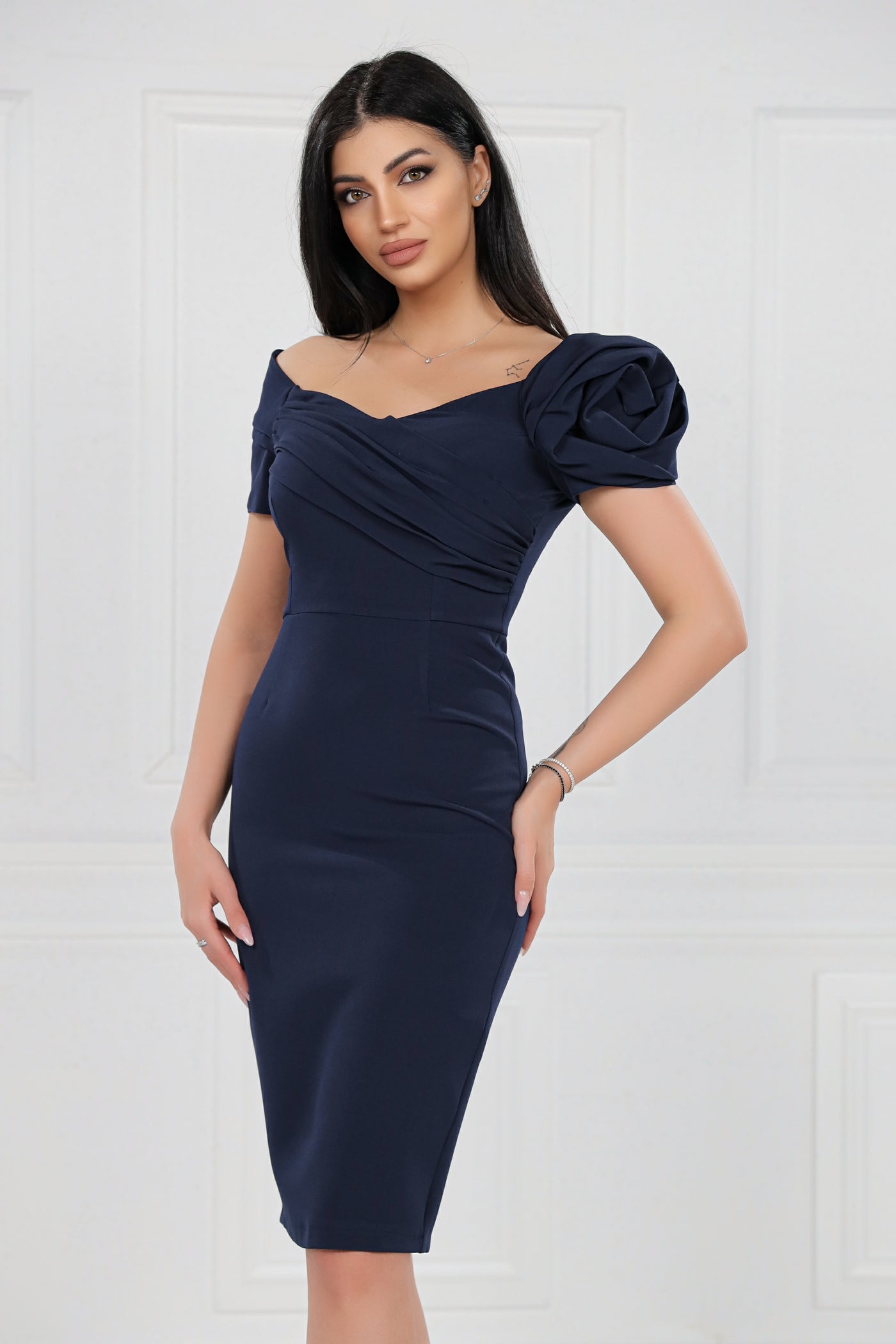 Rochie MBG bleumarin cu umeri goi si floare 3D pe maneca