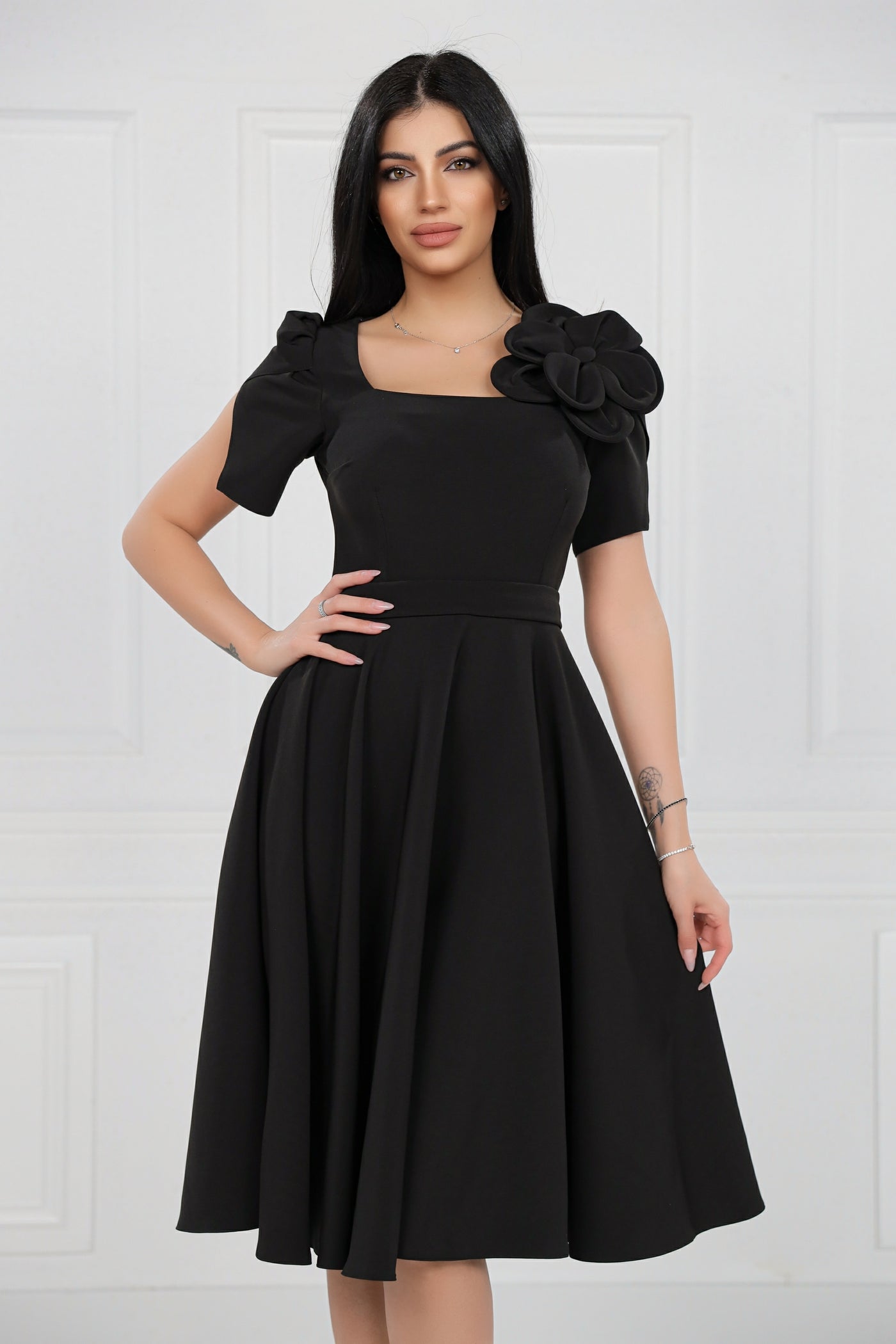 Rochie MBG neagra cu maneci despicate si floare pe umar