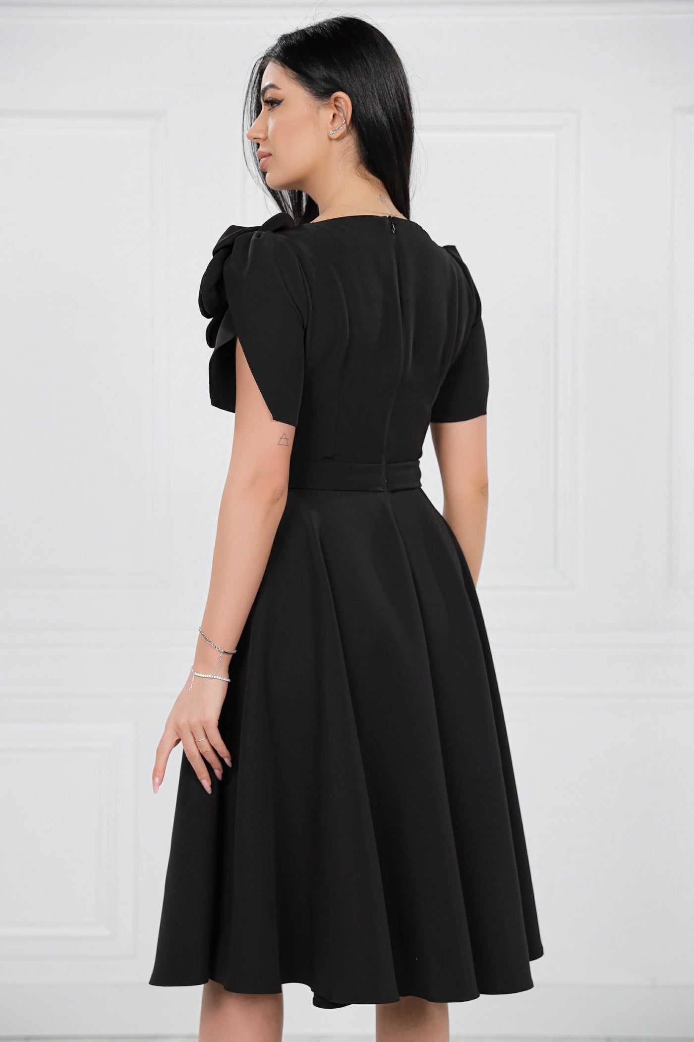 Rochie MBG neagra cu maneci despicate si floare pe umar