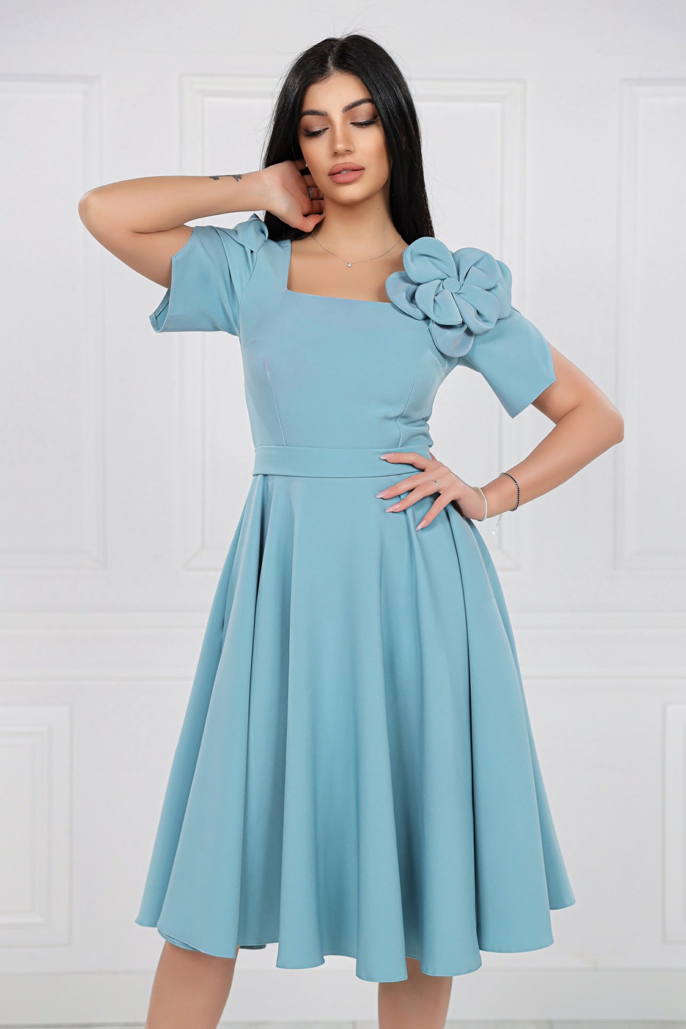 Rochie MBG bleu cu maneci despicate si floare pe umar