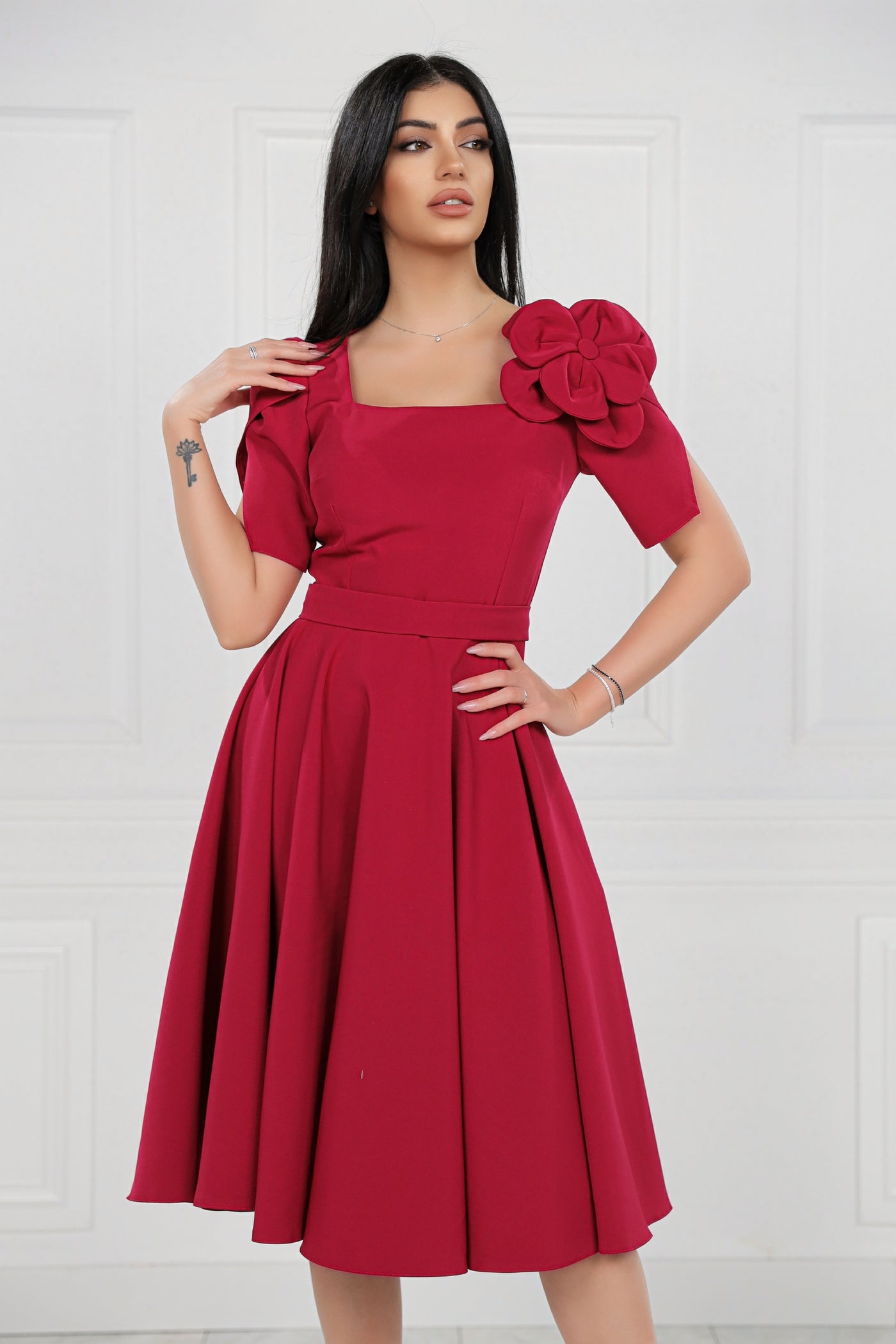 Rochie MBG magenta cu maneci despicate si floare pe umar
