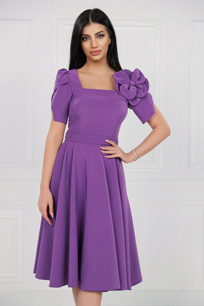Rochie MBG mov cu maneci despicate si floare pe umar