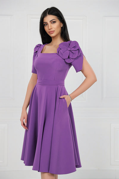 Rochie MBG mov cu maneci despicate si floare pe umar