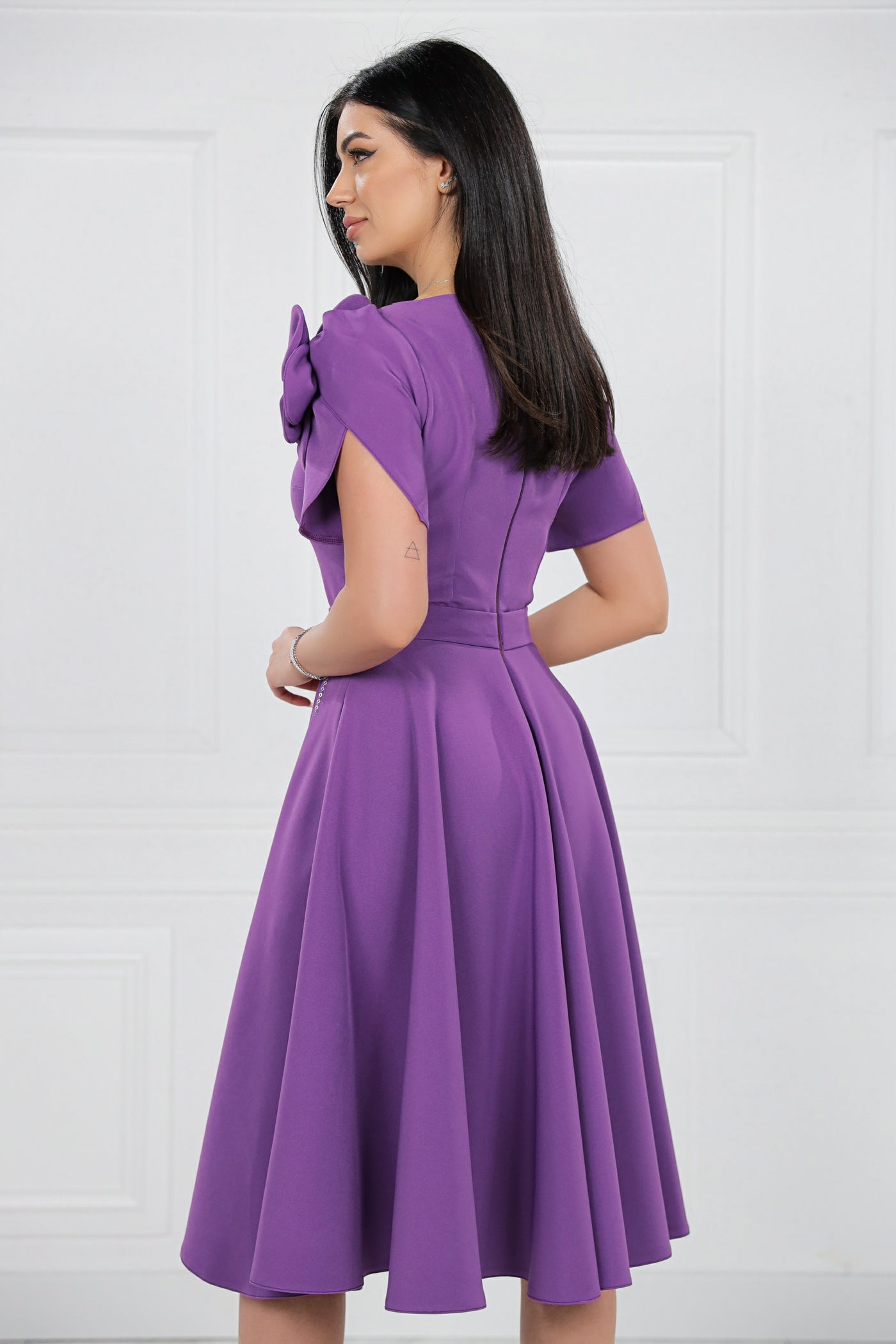 Rochie MBG mov cu maneci despicate si floare pe umar