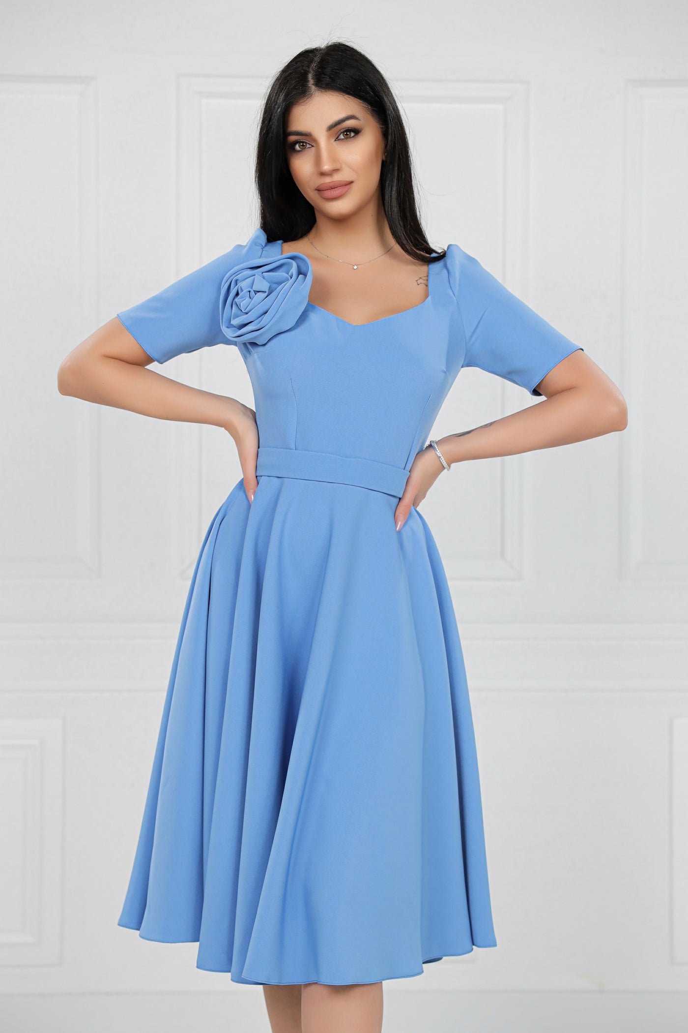 Rochie MBG bleu cu floare la decolteu