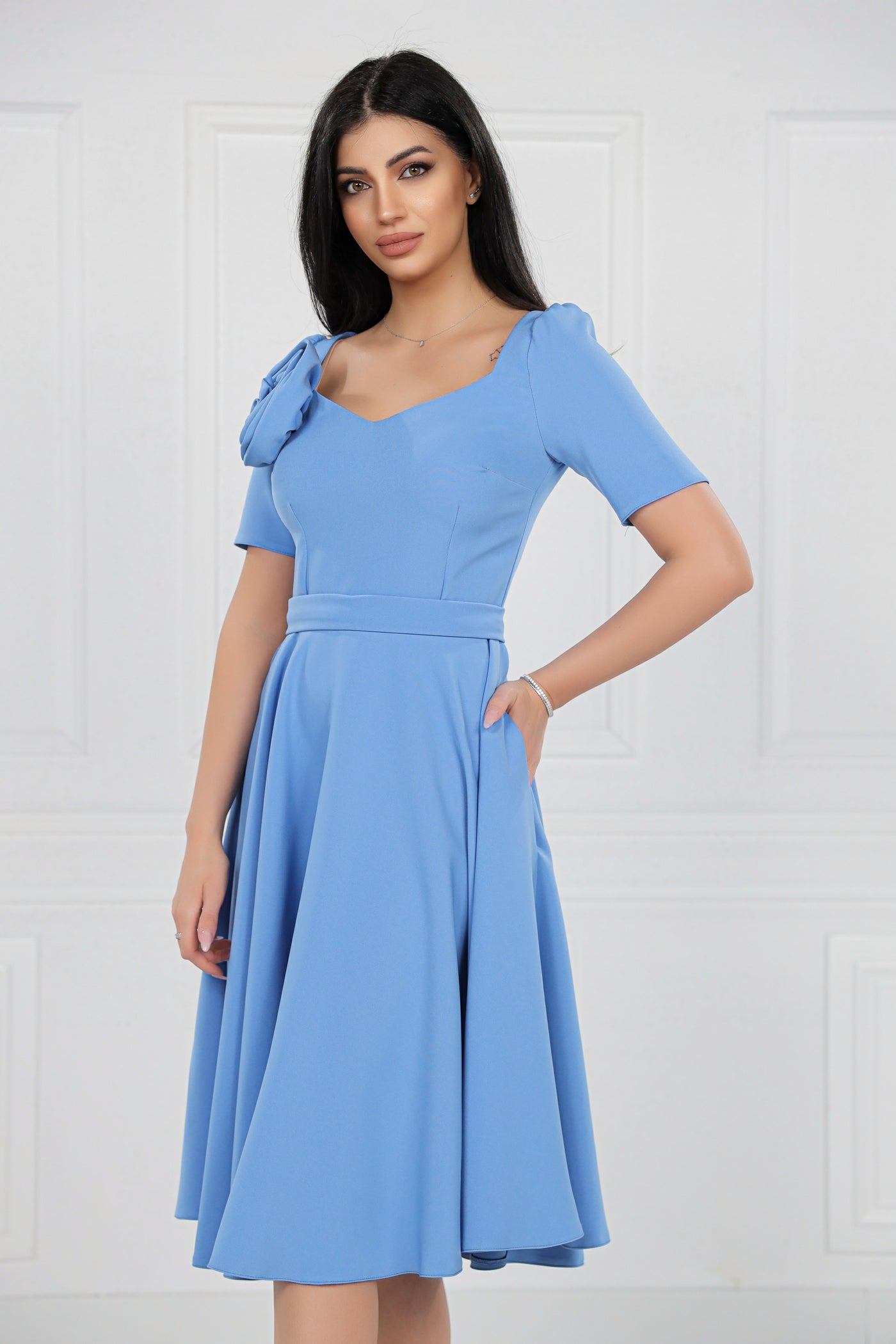 Rochie MBG bleu cu floare la decolteu