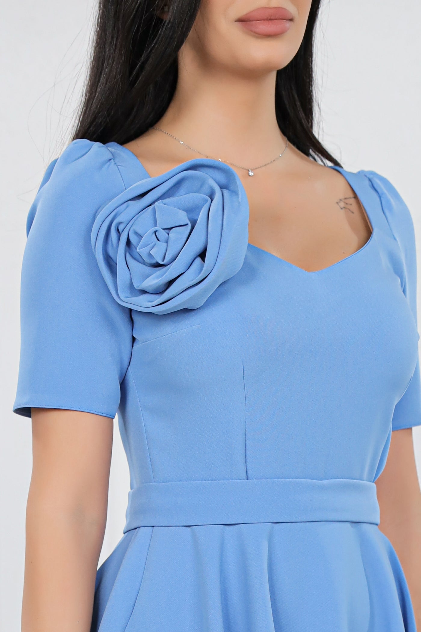 Rochie MBG bleu cu floare la decolteu