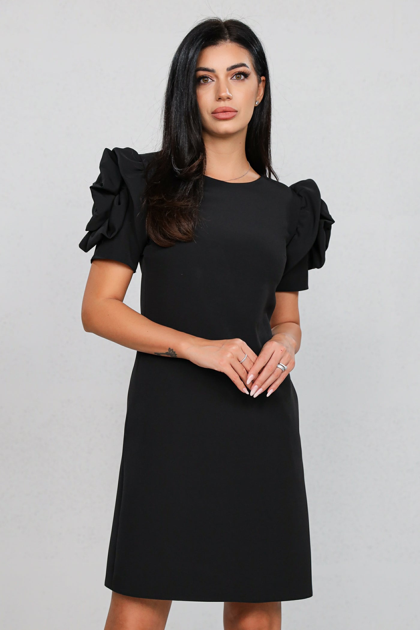 Rochie MBG neagra cu trandafir pe maneci