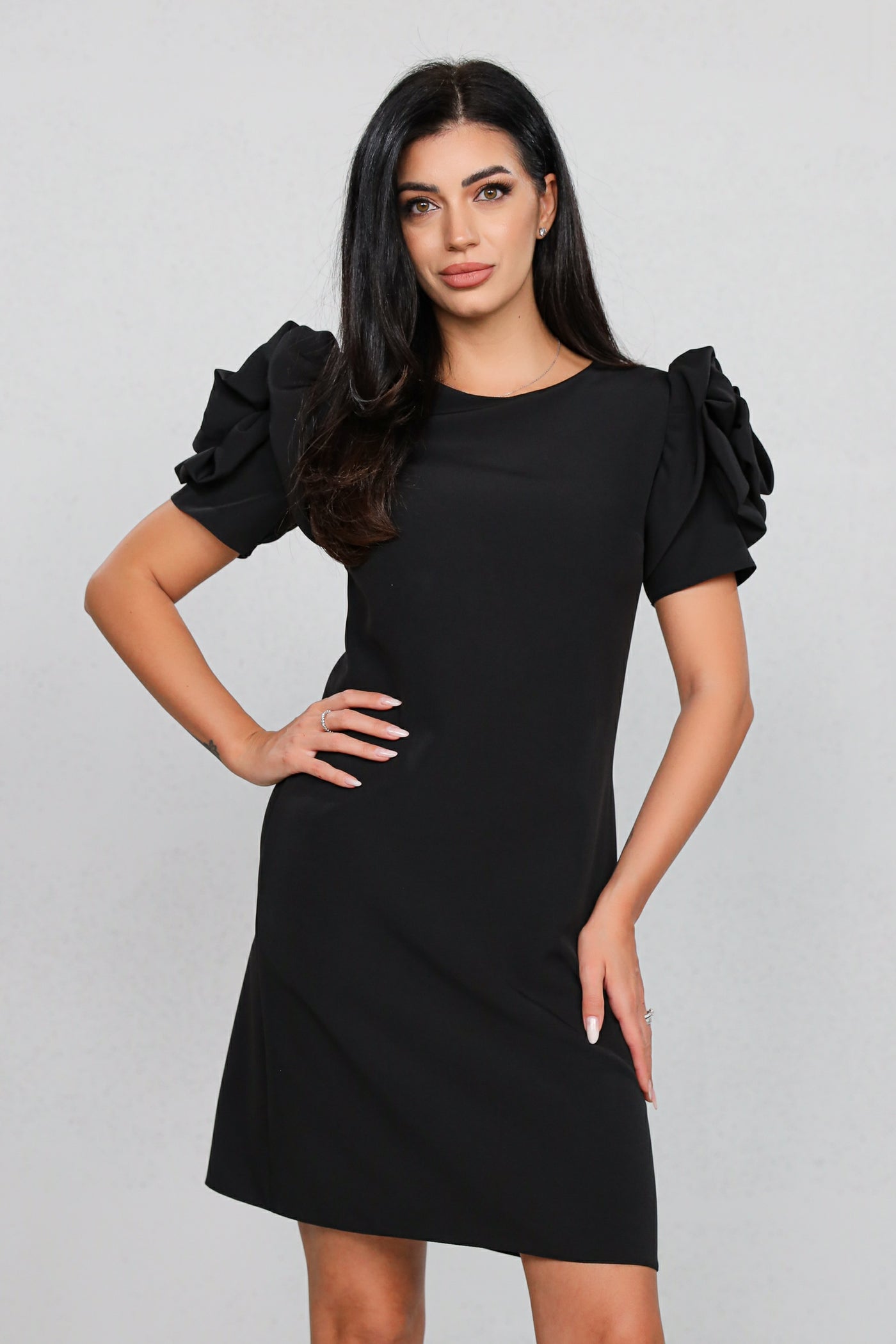 Rochie MBG neagra cu trandafir pe maneci