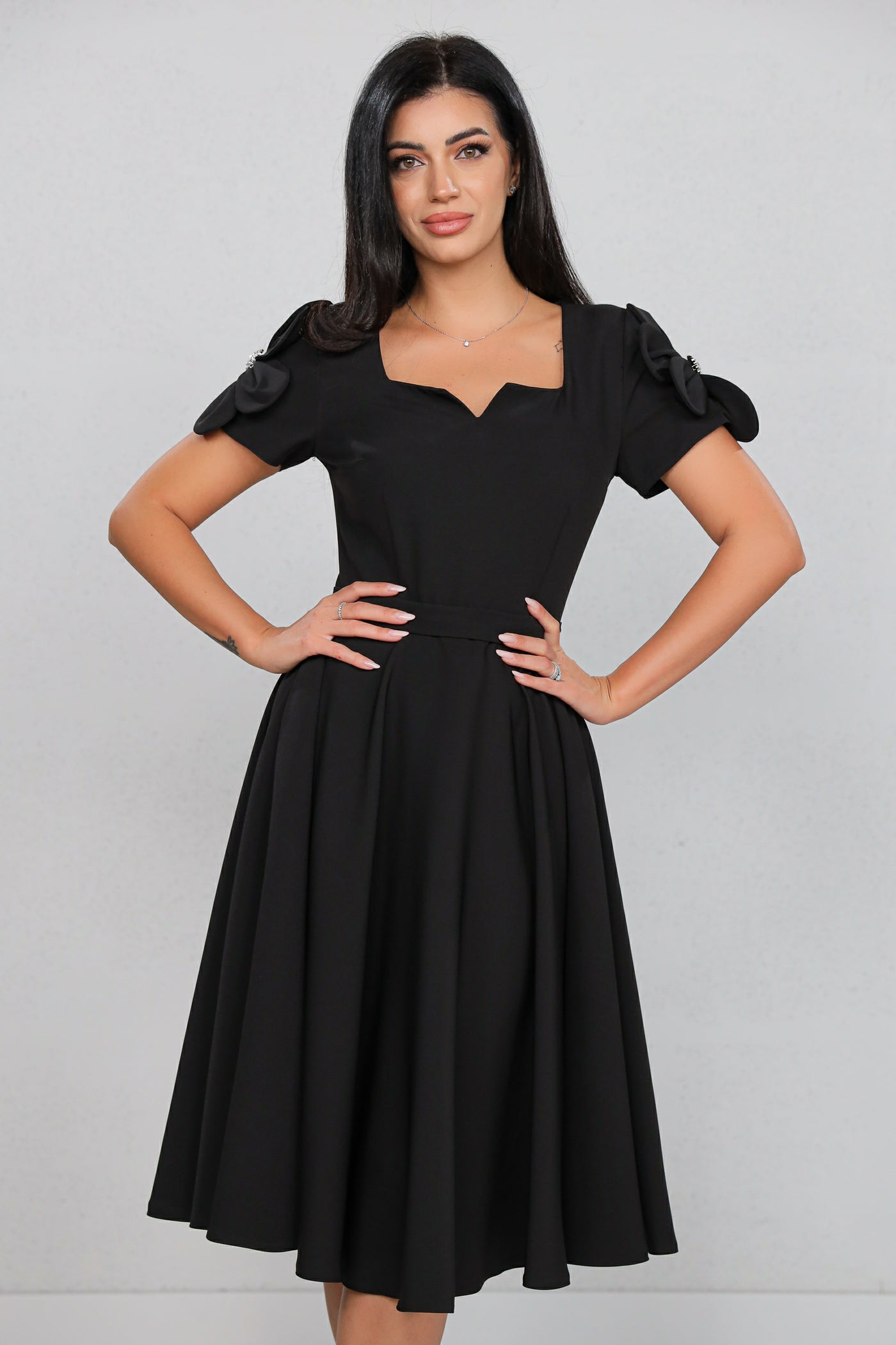 Rochie MBG neagra clos cu floare pe umar pe maneca