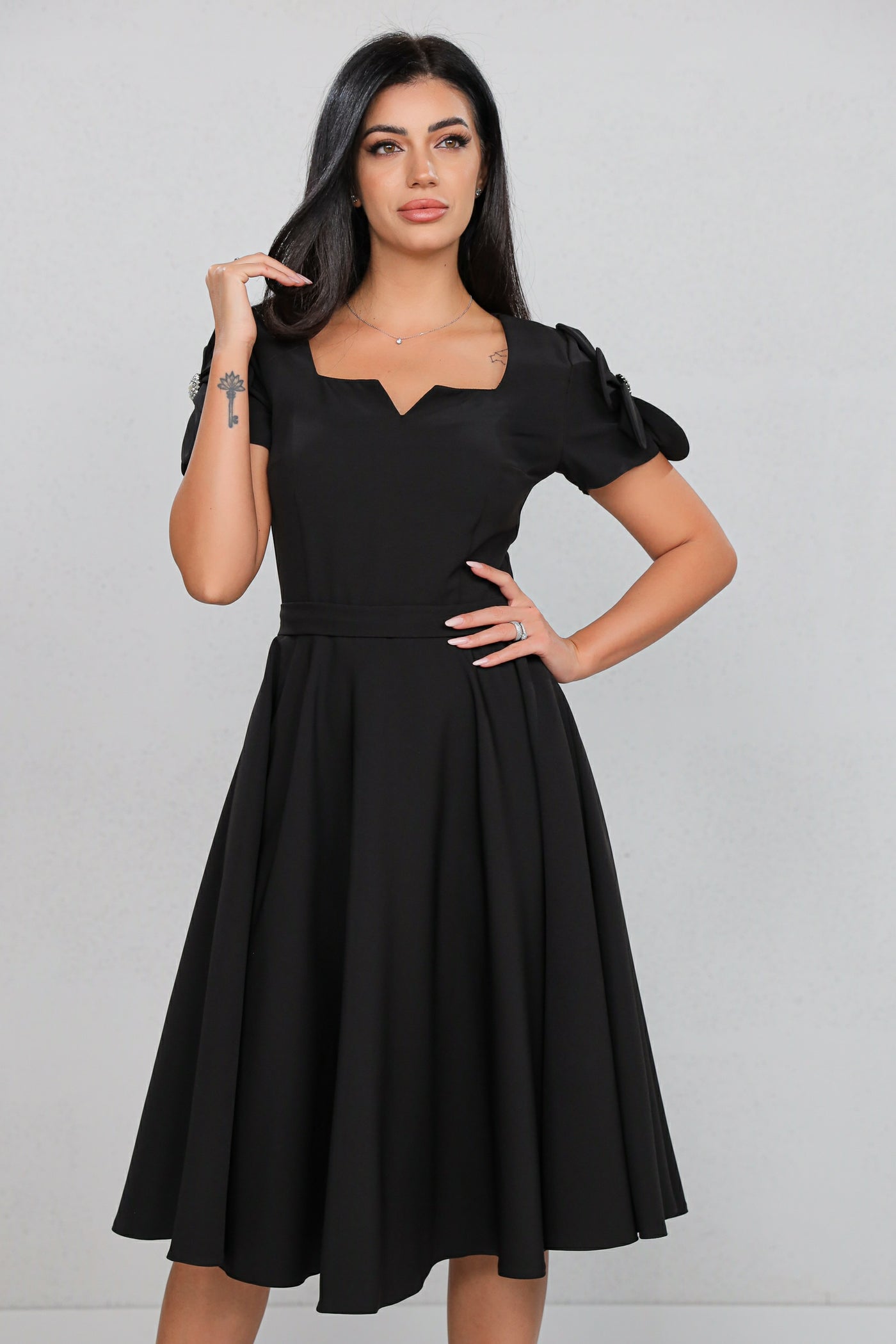 Rochie MBG neagra clos cu floare pe umar pe maneca