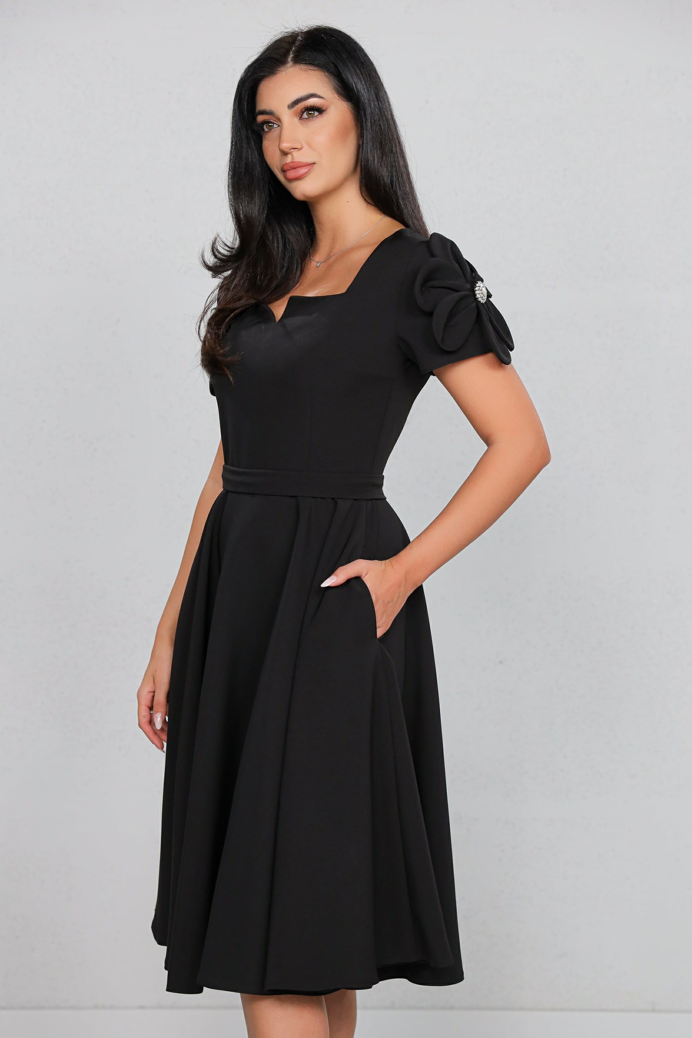 Rochie MBG neagra clos cu floare pe umar pe maneca