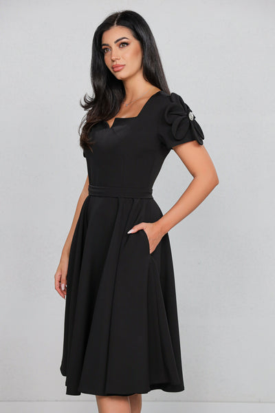 Rochie MBG neagra clos cu floare pe umar pe maneca
