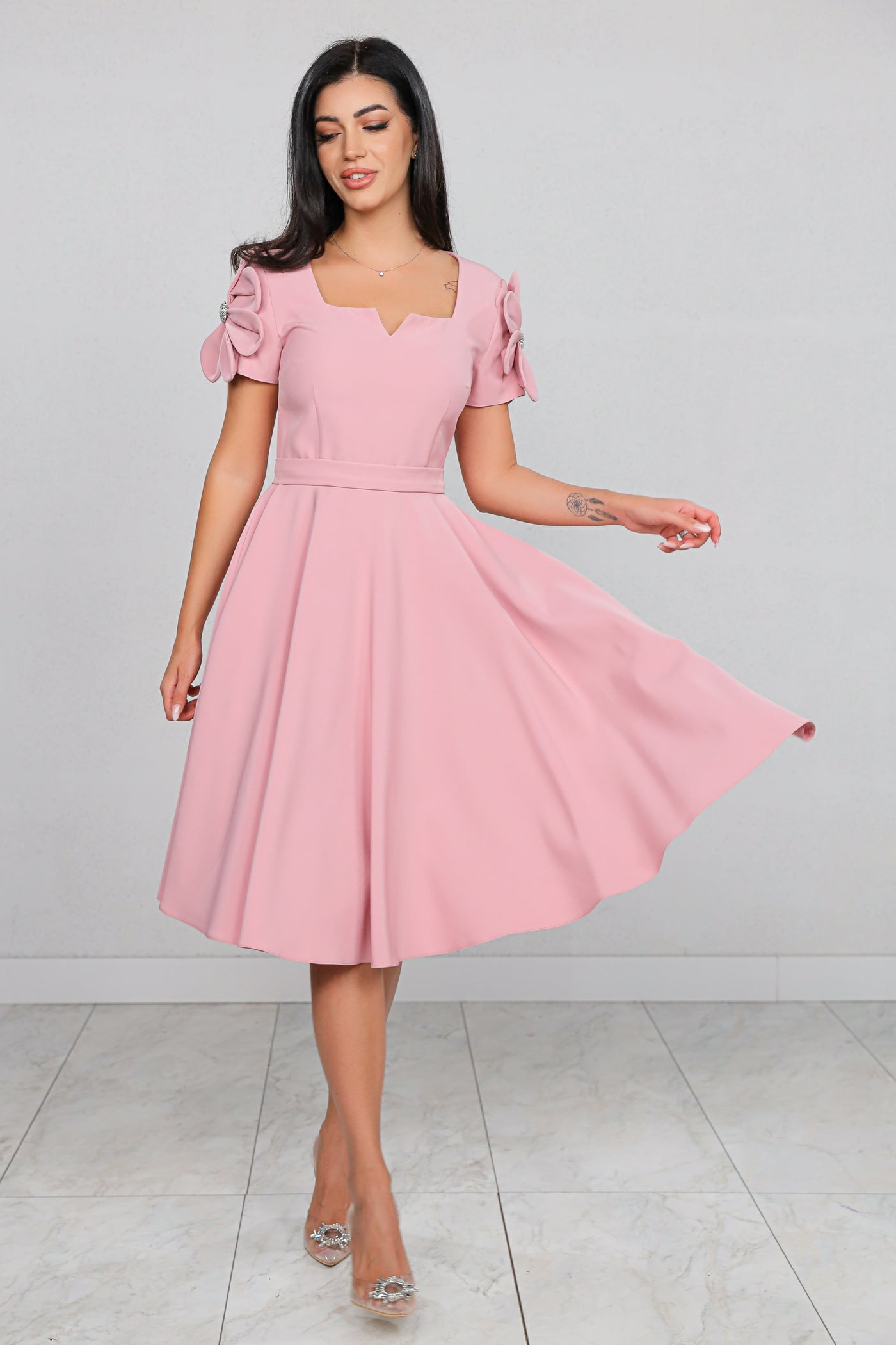 Rochie MBG roz clos cu floare pe umar pe maneca