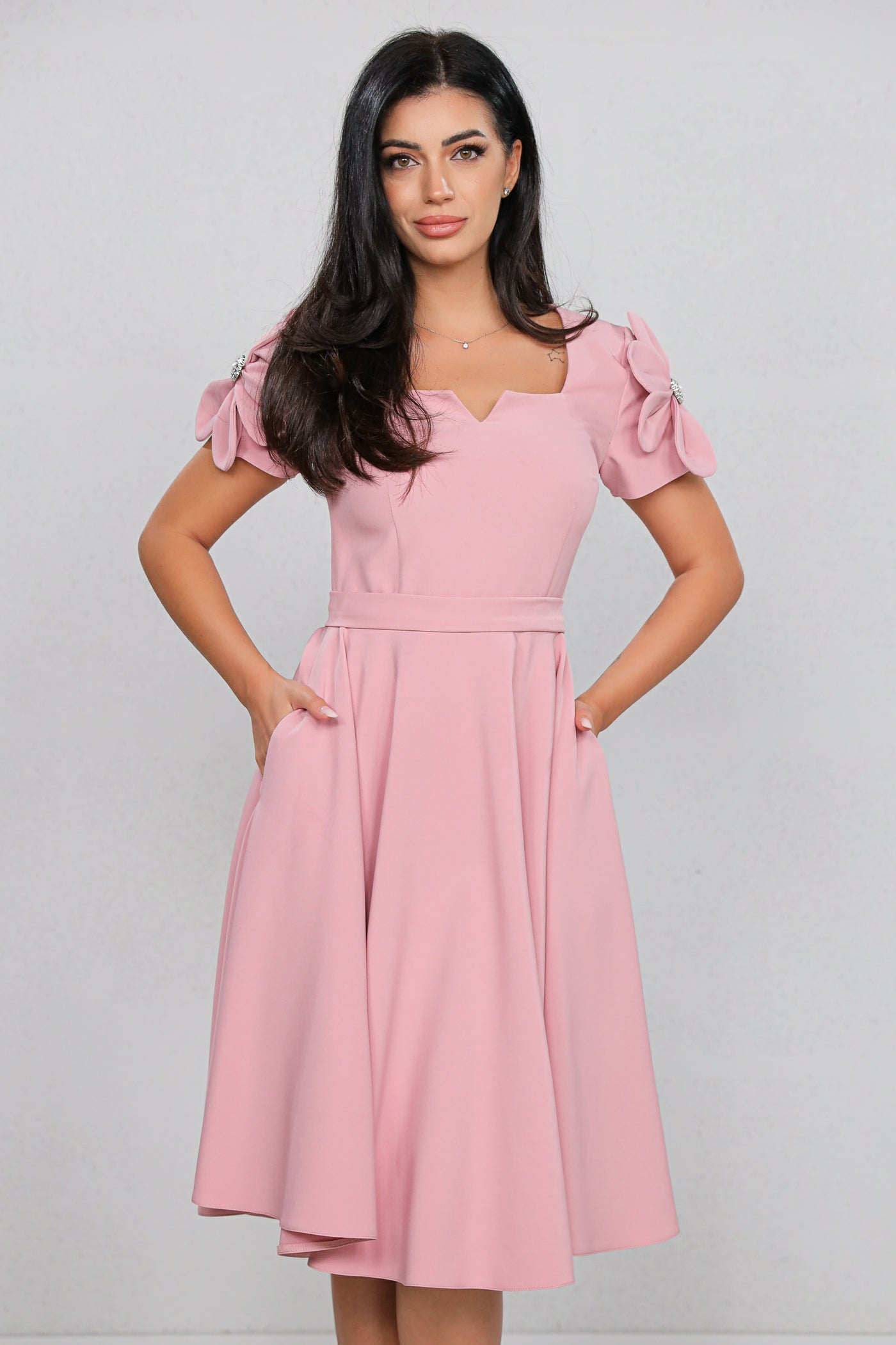 Rochie MBG roz clos cu floare pe umar pe maneca