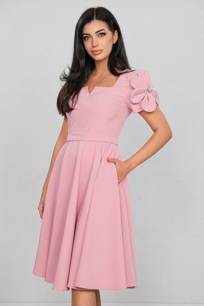 Rochie MBG roz clos cu floare pe umar pe maneca