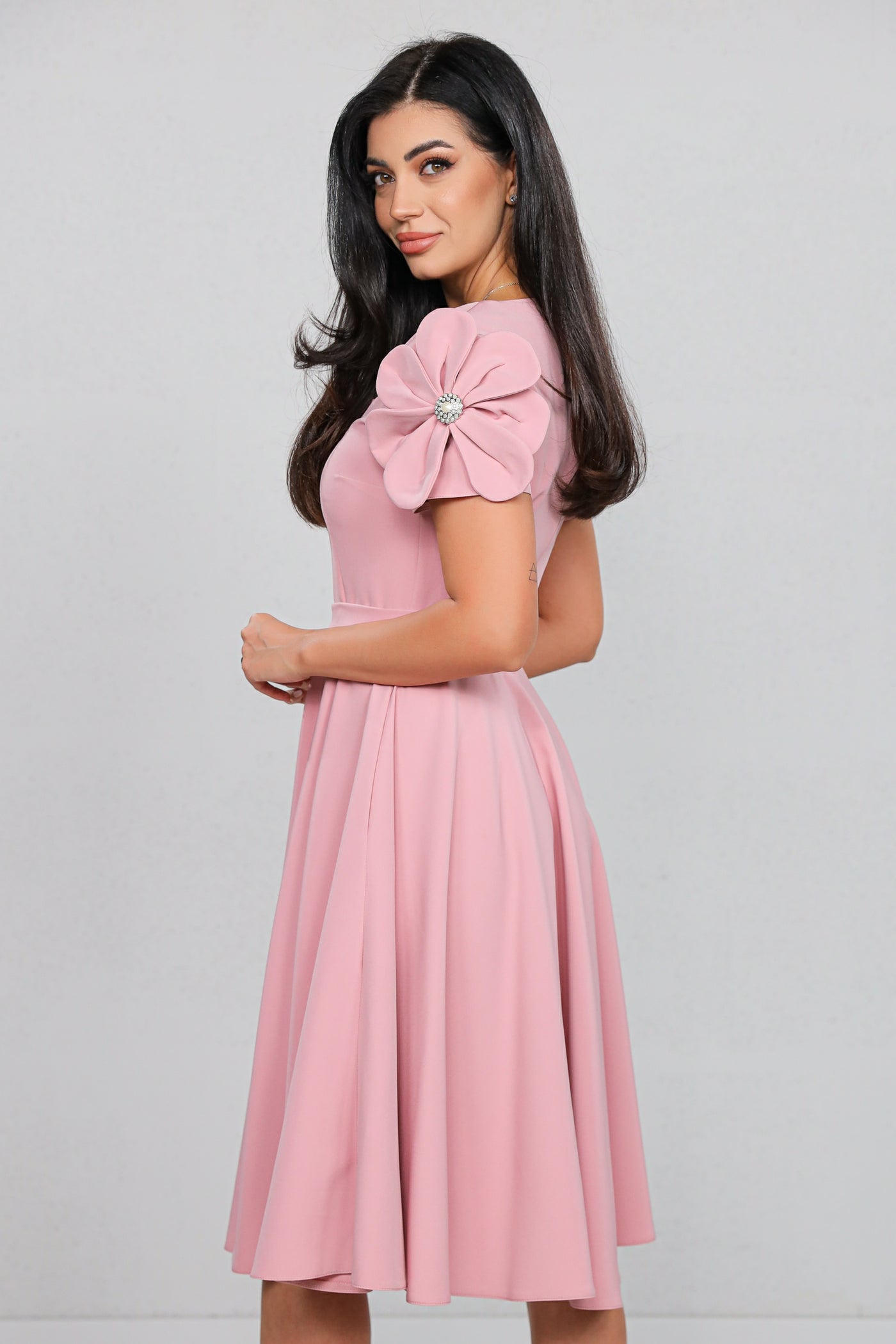Rochie MBG roz clos cu floare pe umar pe maneca