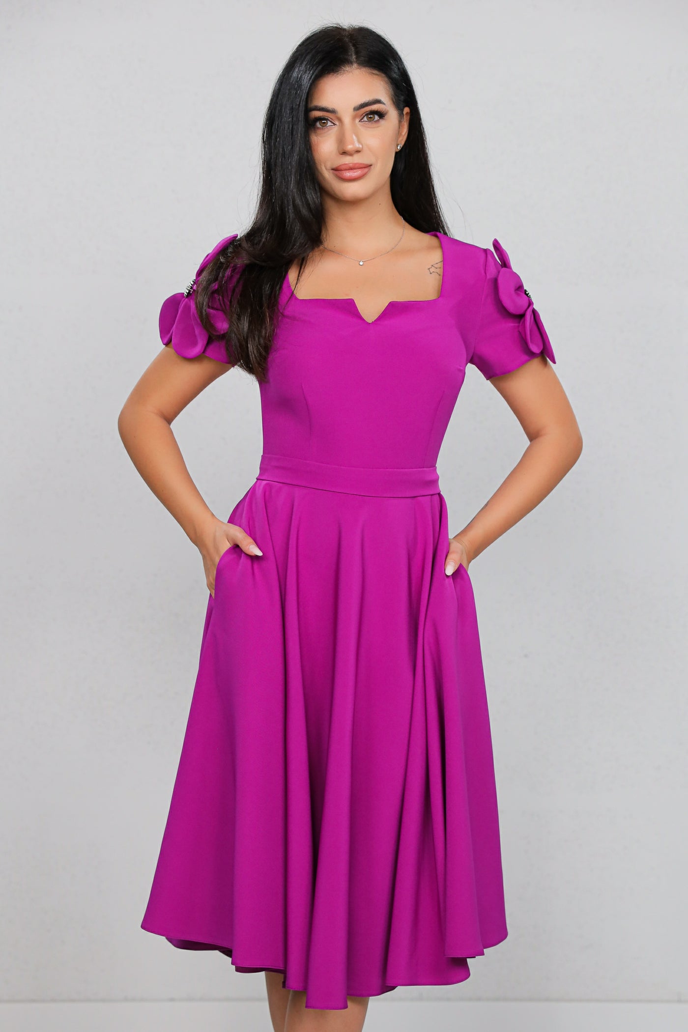 Rochie MBG mov clos cu floare pe umar pe maneca