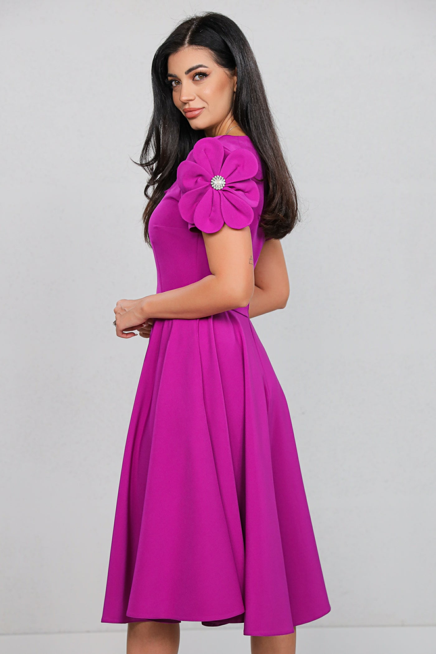 Rochie MBG mov clos cu floare pe umar pe maneca