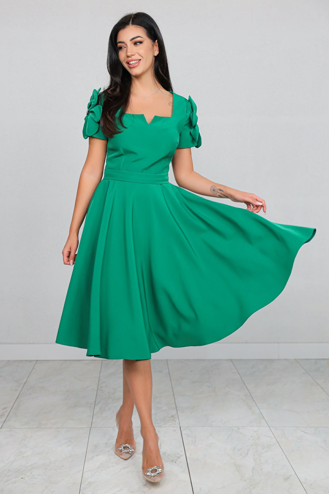 Rochie MBG verde clos cu floare pe umar pe maneca