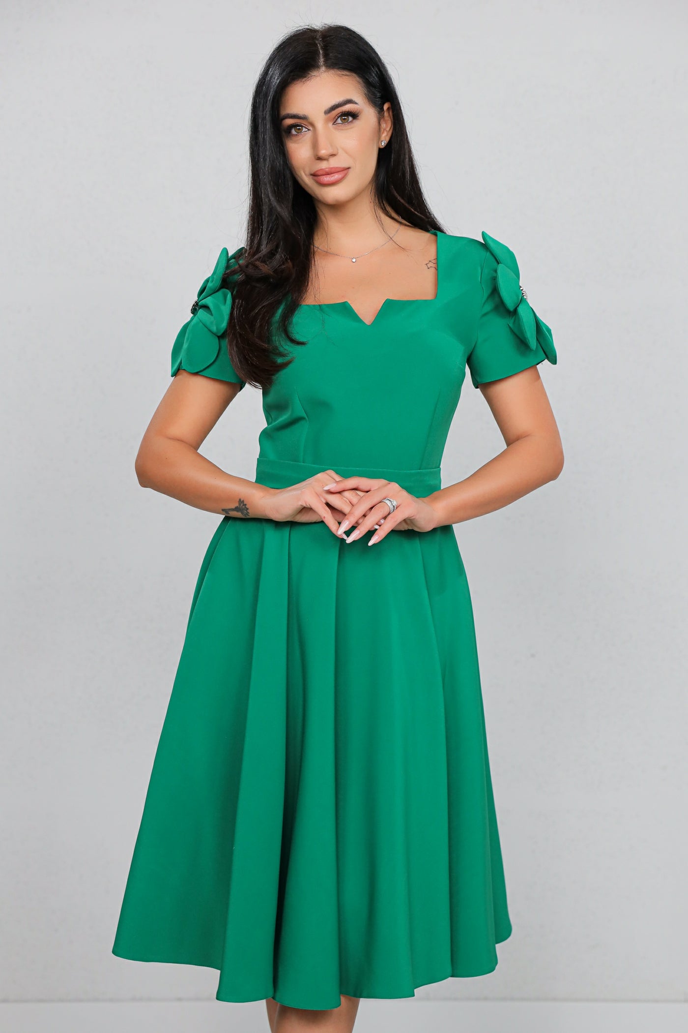 Rochie MBG verde clos cu floare pe umar pe maneca