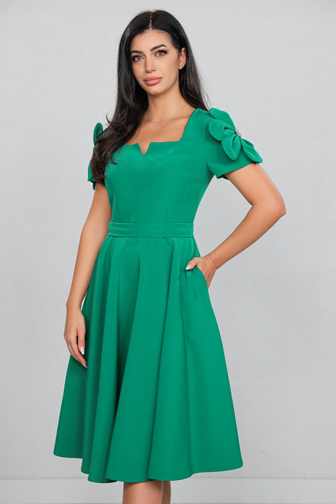 Rochie MBG verde clos cu floare pe umar pe maneca