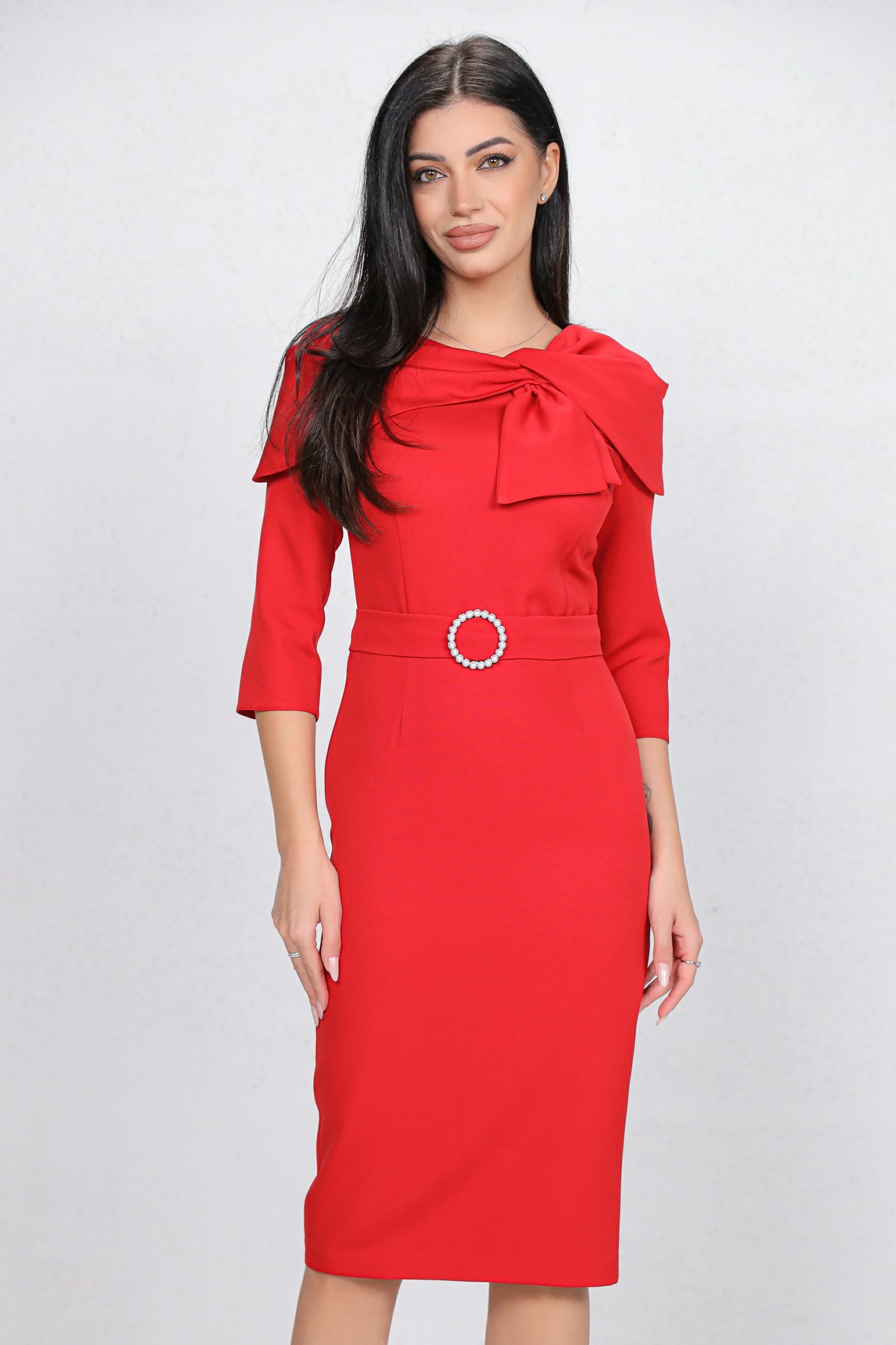 Rochie MBG rosie cu funda stilizata la decolteu si catarama cu perle