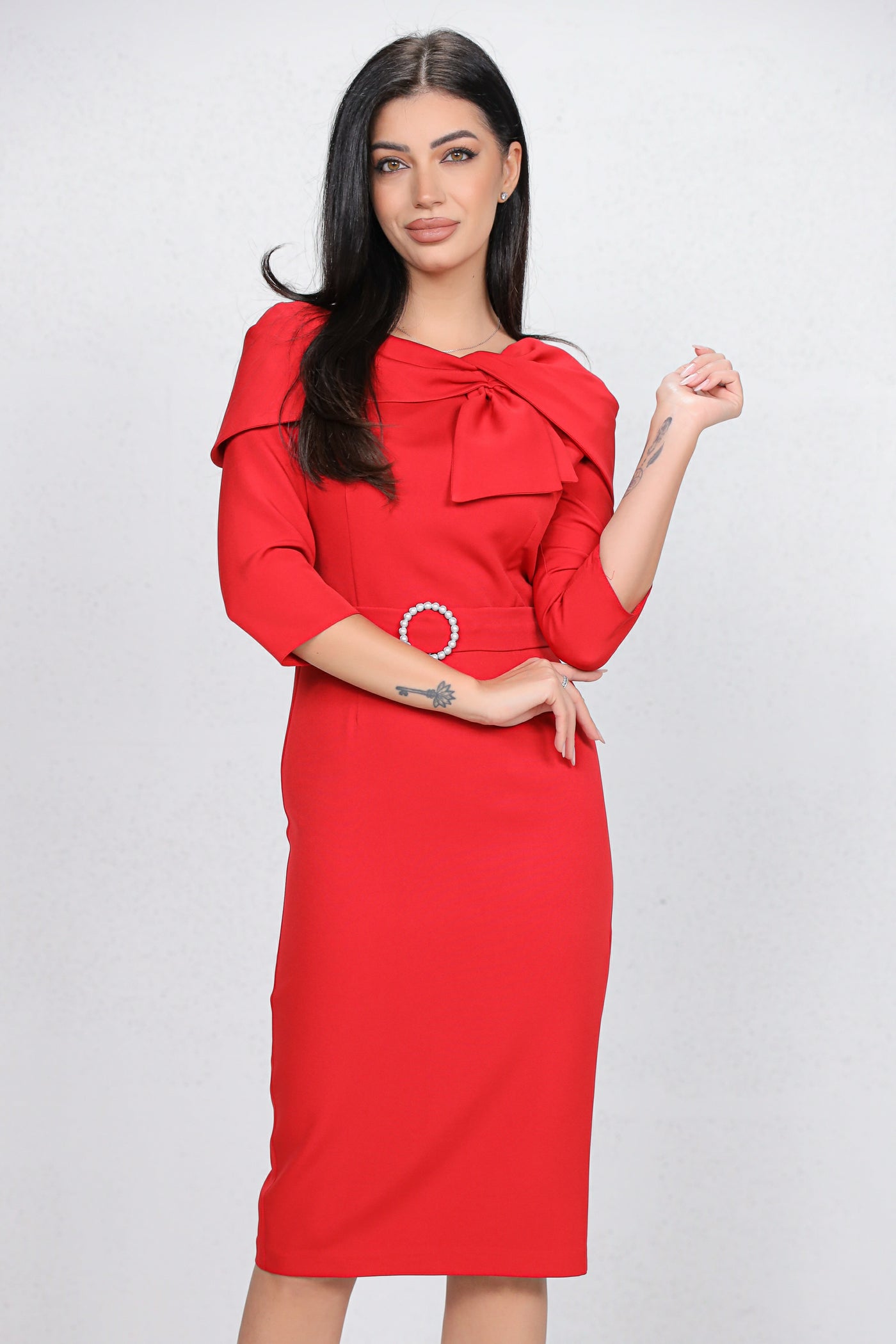 Rochie MBG rosie cu funda stilizata la decolteu si catarama cu perle