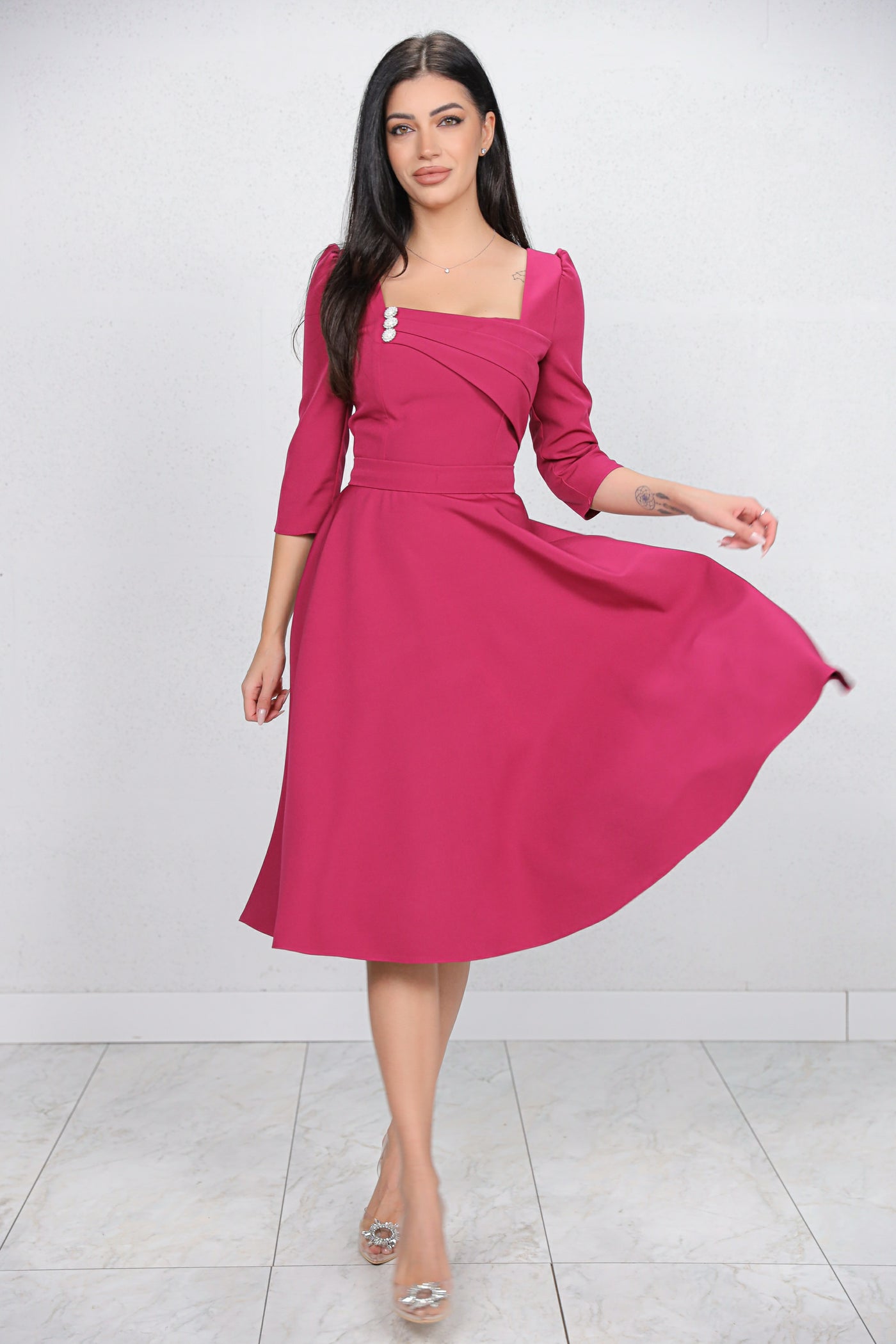 Rochie MBG magenta cu design in zona bustului accesorizat cu nasturi perlute