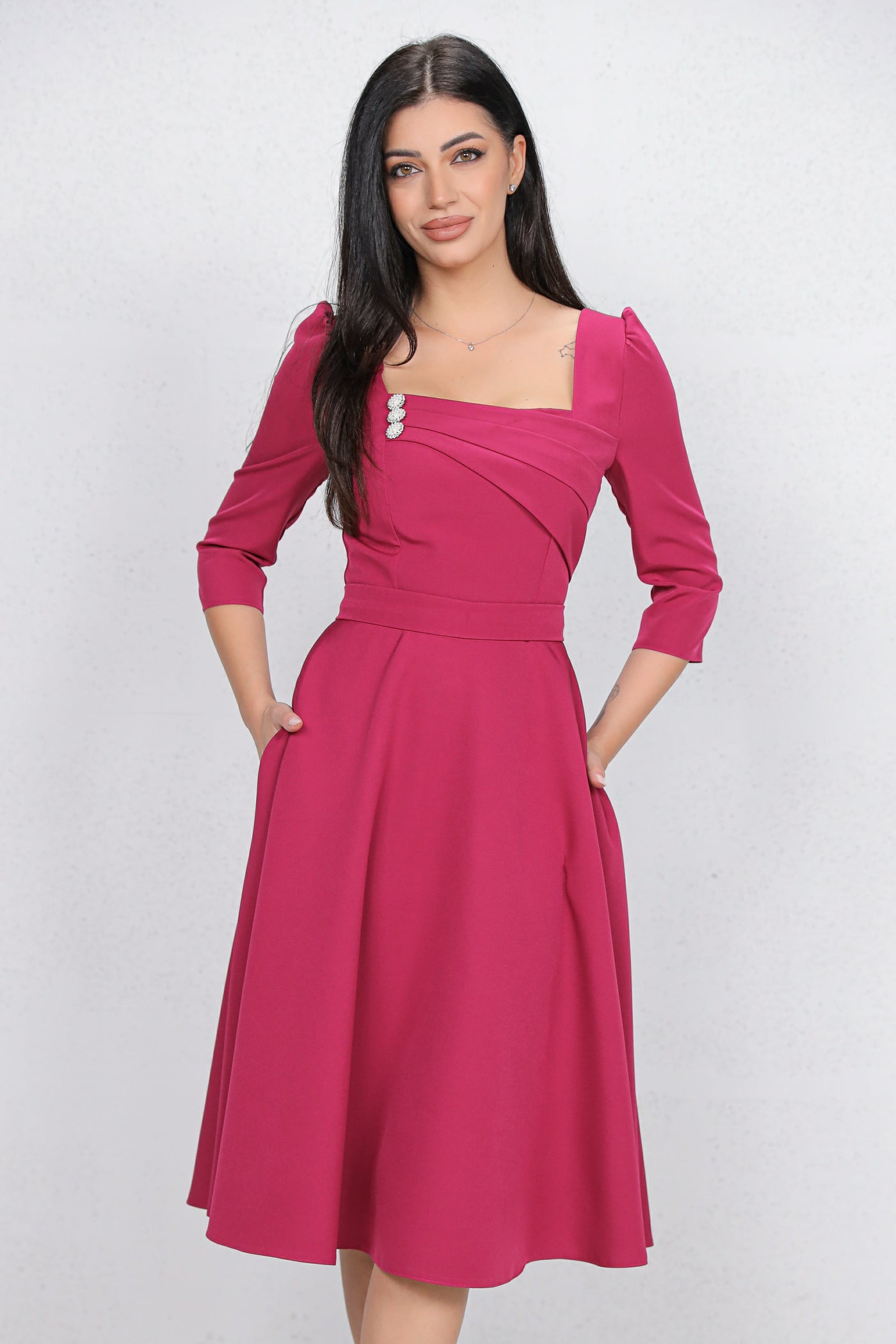 Rochie MBG magenta cu design in zona bustului accesorizat cu nasturi perlute