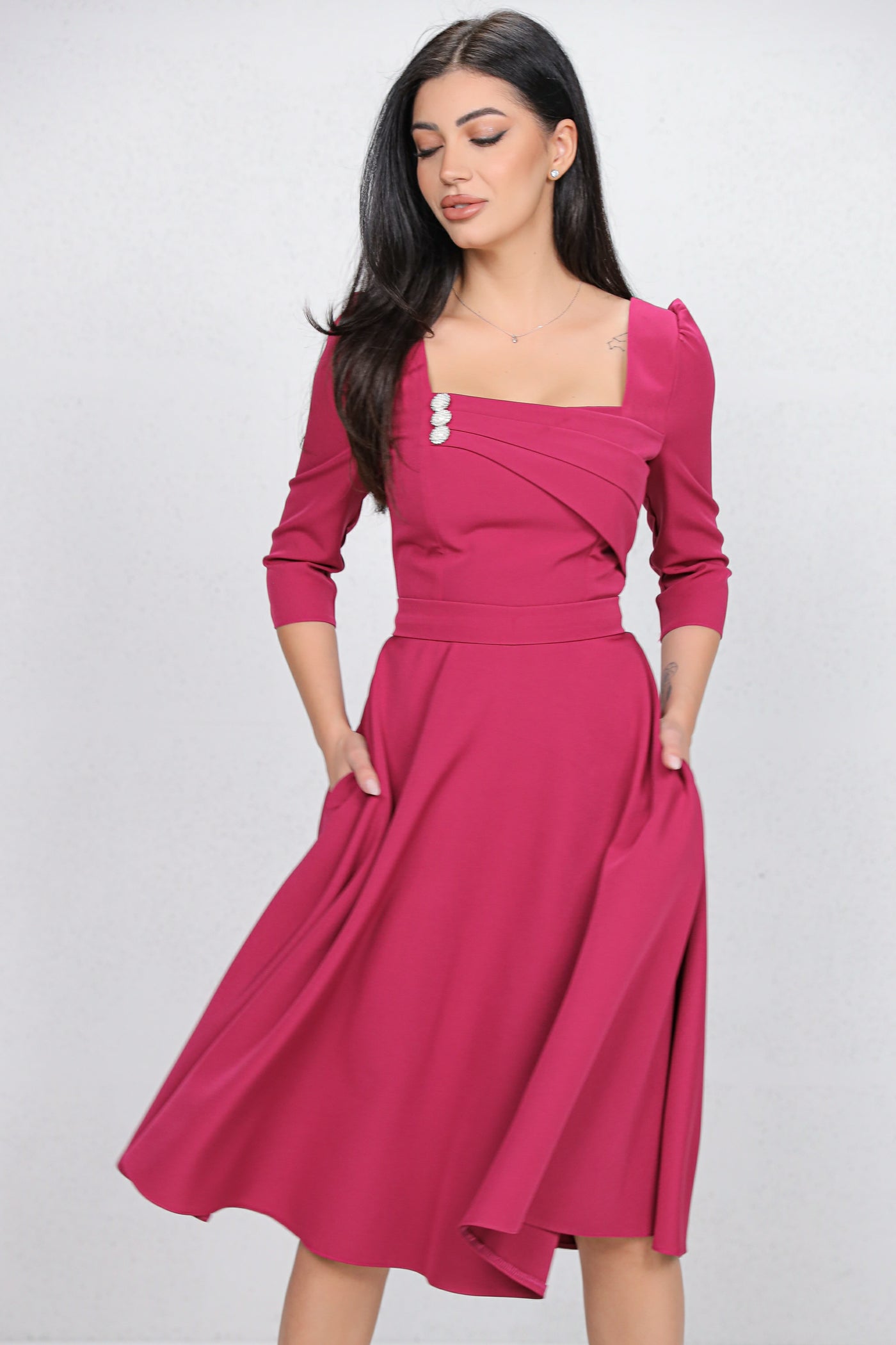 Rochie MBG magenta cu design in zona bustului accesorizat cu nasturi perlute