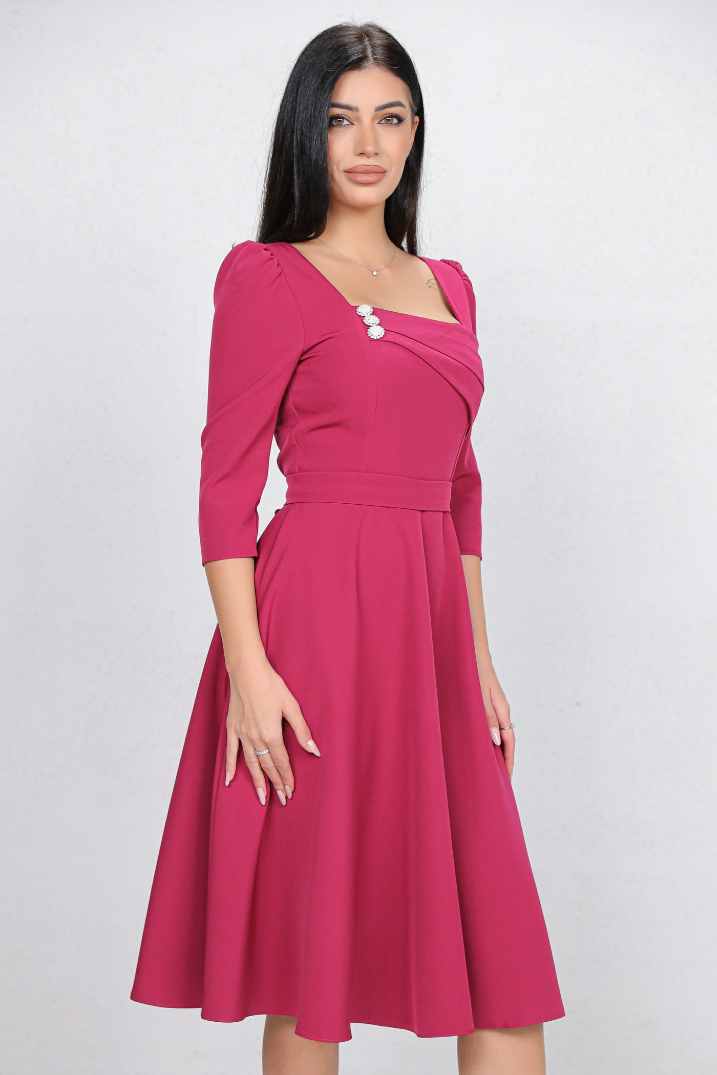 Rochie MBG magenta cu design in zona bustului accesorizat cu nasturi perlute