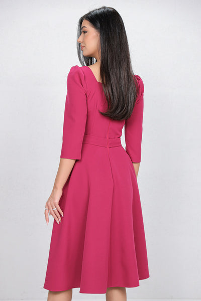 Rochie MBG magenta cu design in zona bustului accesorizat cu nasturi perlute