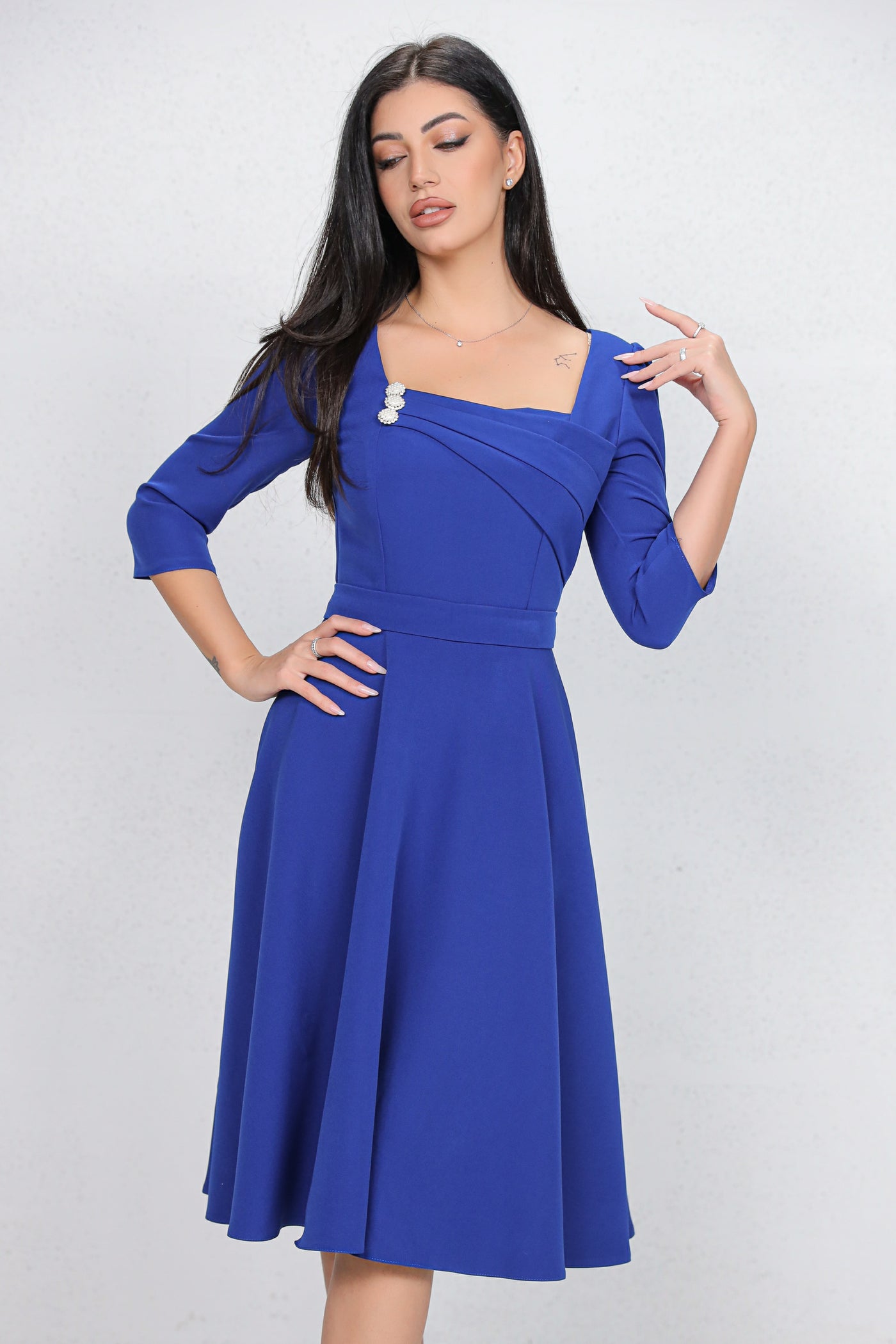 Rochie MBG albastra cu design in zona bustului accesorizat cu nasturi perlute