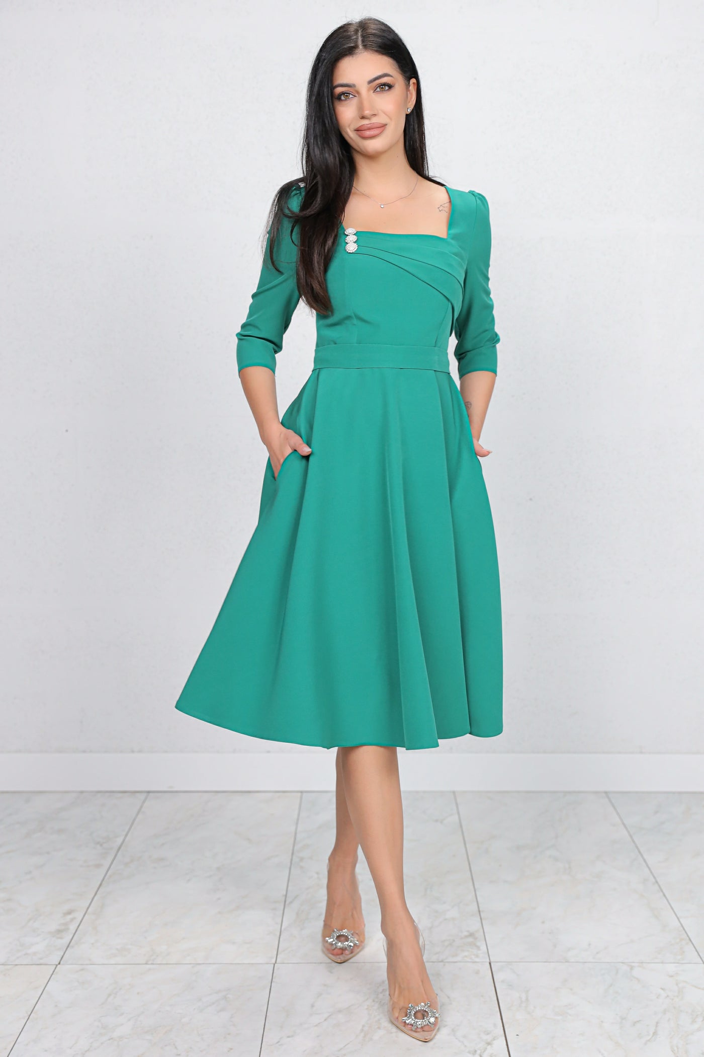 Rochie MBG verde cu design in zona bustului accesorizat cu nasturi perlute