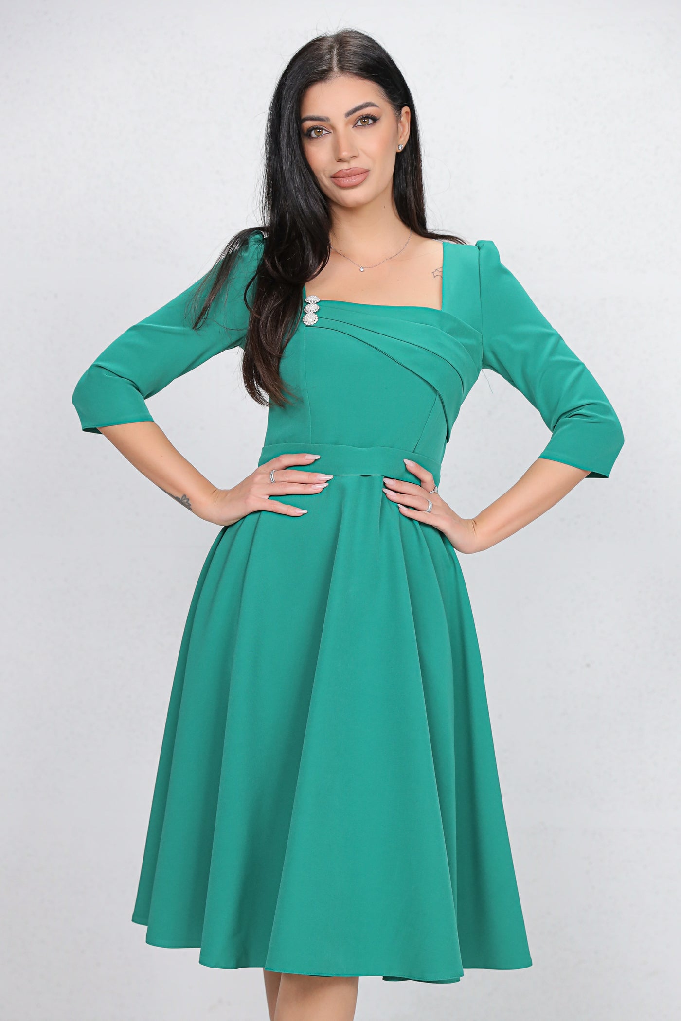 Rochie MBG verde cu design in zona bustului accesorizat cu nasturi perlute