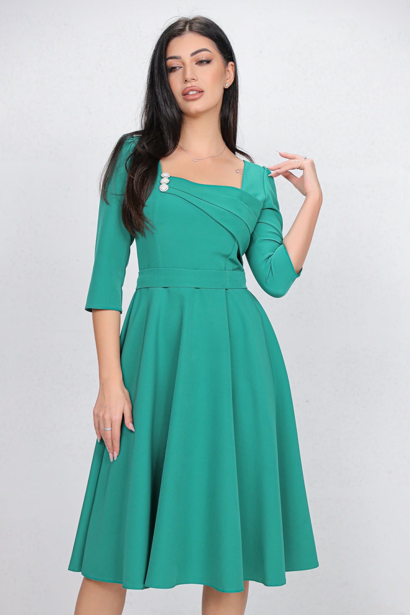 Rochie MBG verde cu design in zona bustului accesorizat cu nasturi perlute