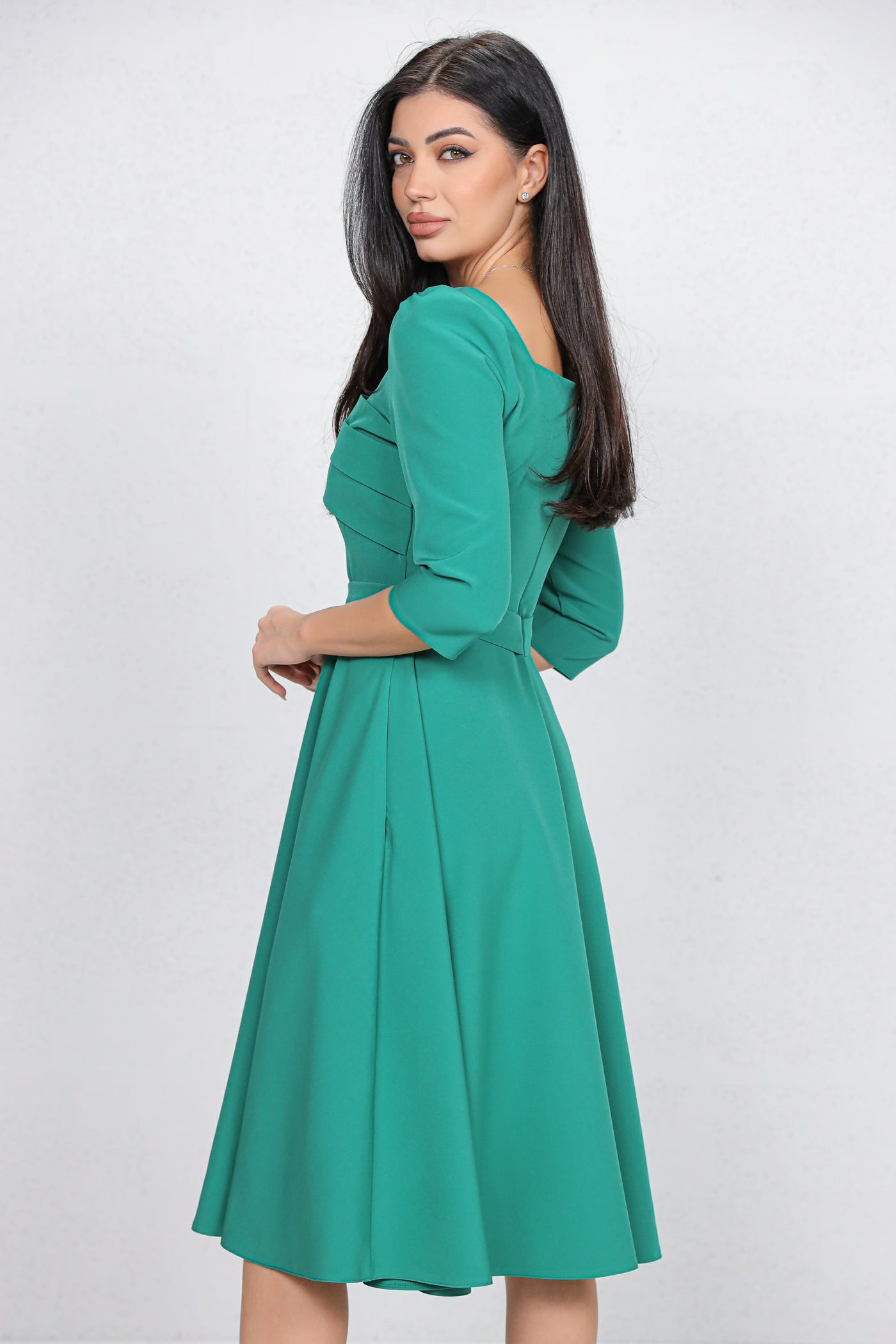 Rochie MBG verde cu design in zona bustului accesorizat cu nasturi perlute